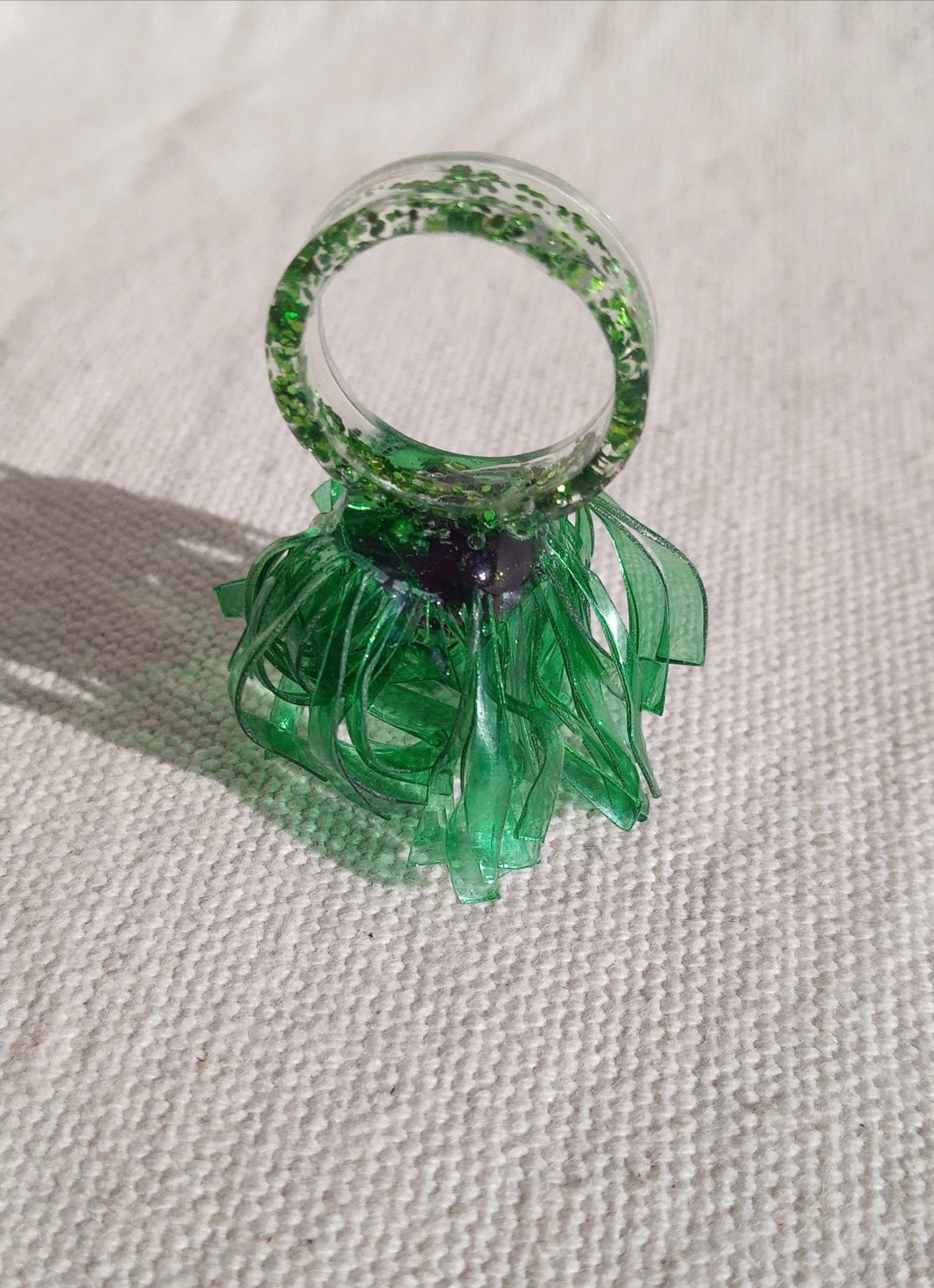 Bague T57 fleur verte au coeur violet en plastique surcyclé