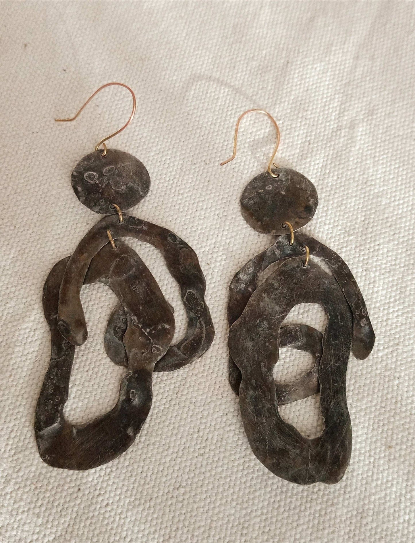 Boucles d'oreilles laiton noires bohême, très originales et légères