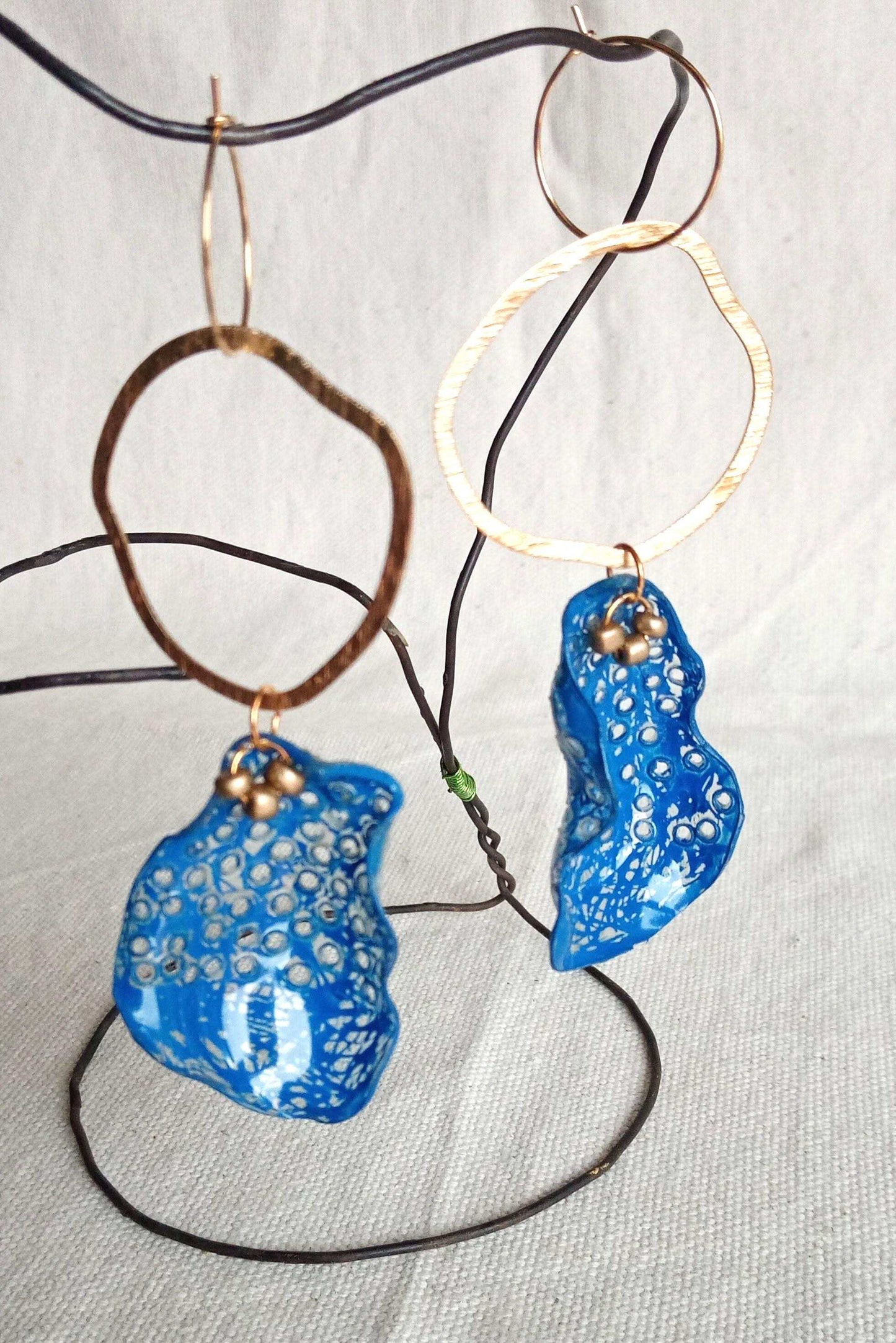 Boucles d'oreilles longues 10 cm bleues plastique upcycling