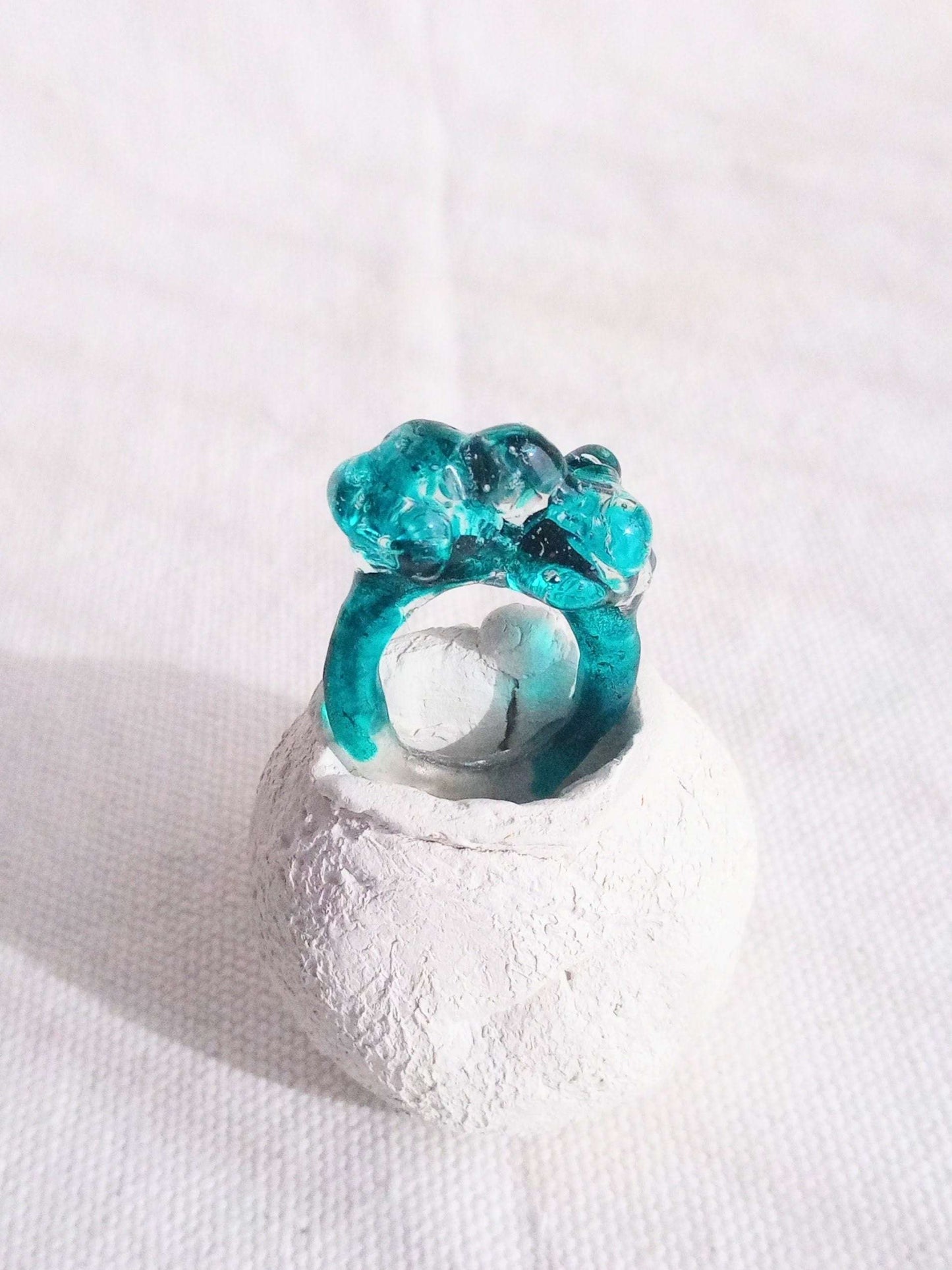 Bague T49 tie and dye bleu turquoise , lumineuse, unique.