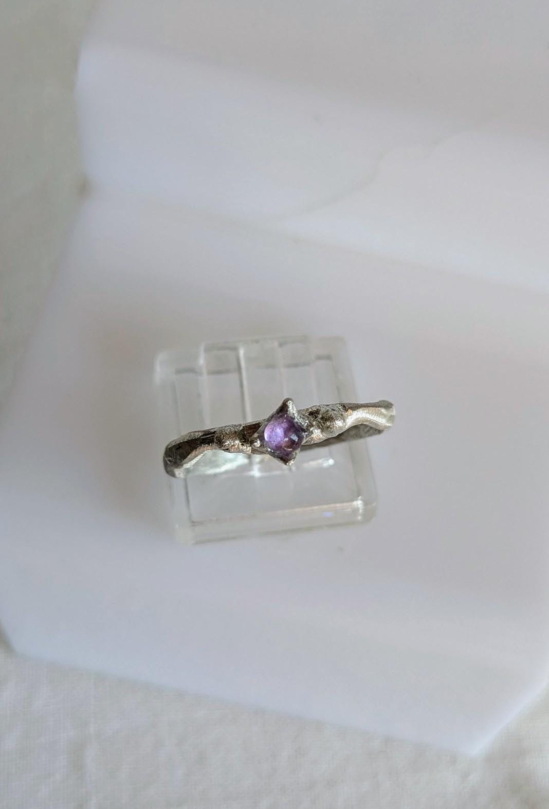Bague contemporaine amethyste T59 étain massif