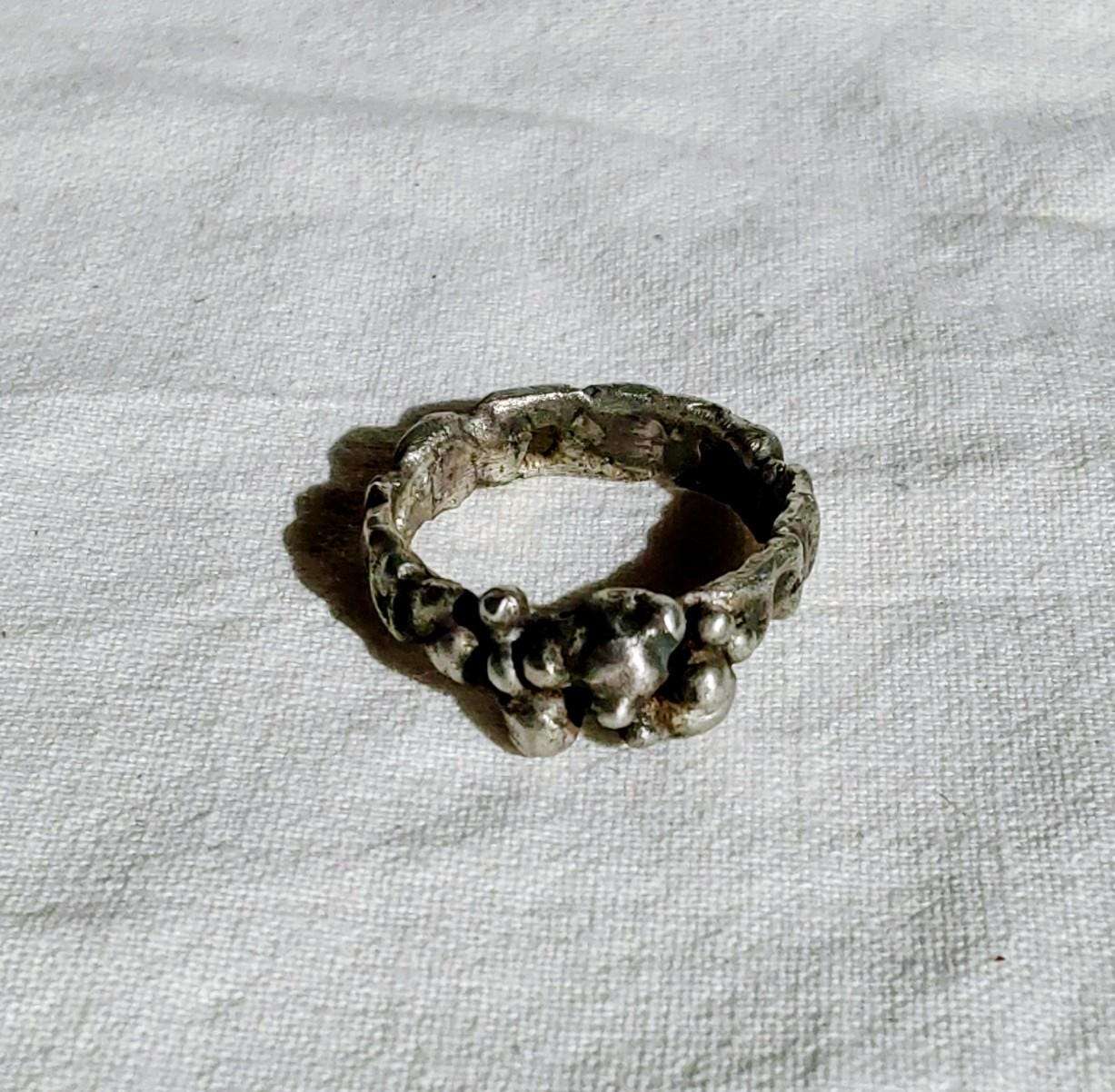Bague brutaliste contemporaine T61 étain massif vieilli