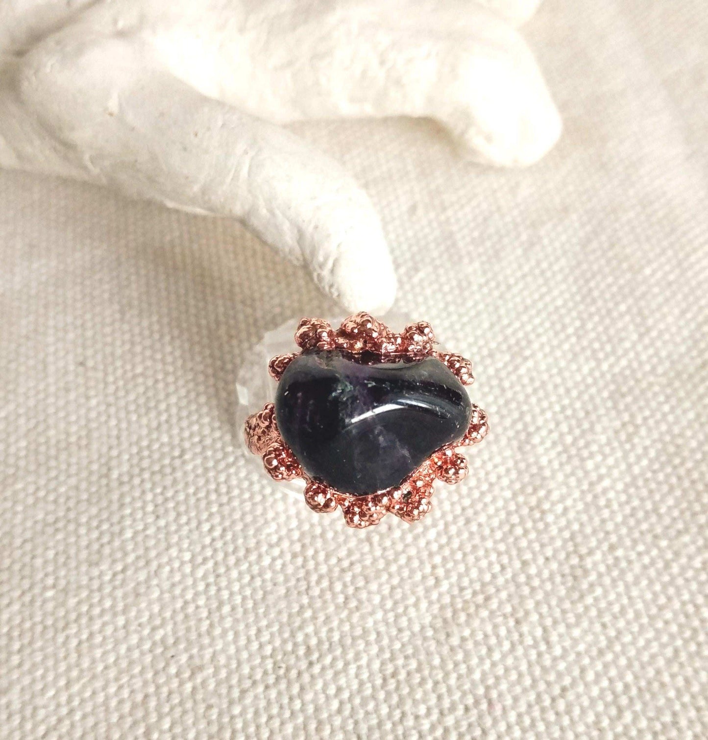 Bague T 49 améthyste sur cuivre style brutaliste