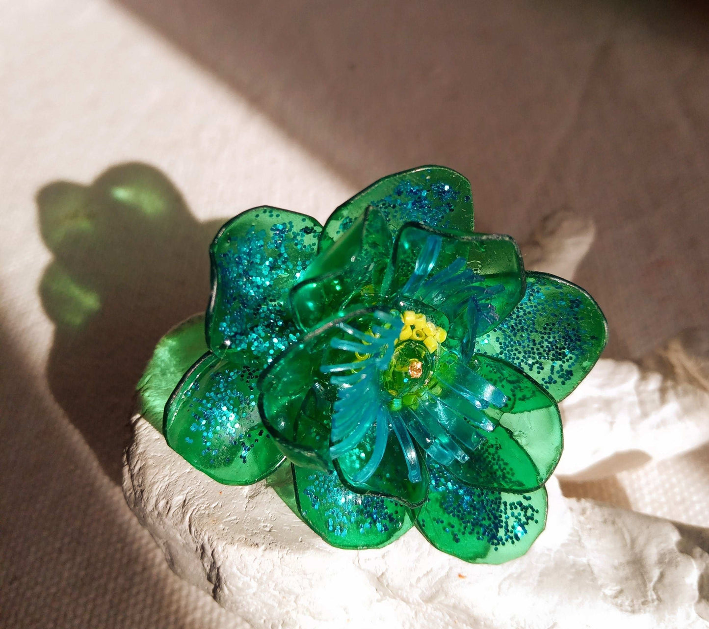 Bague T56 fleur verte pailletée coeur jaune upcycling