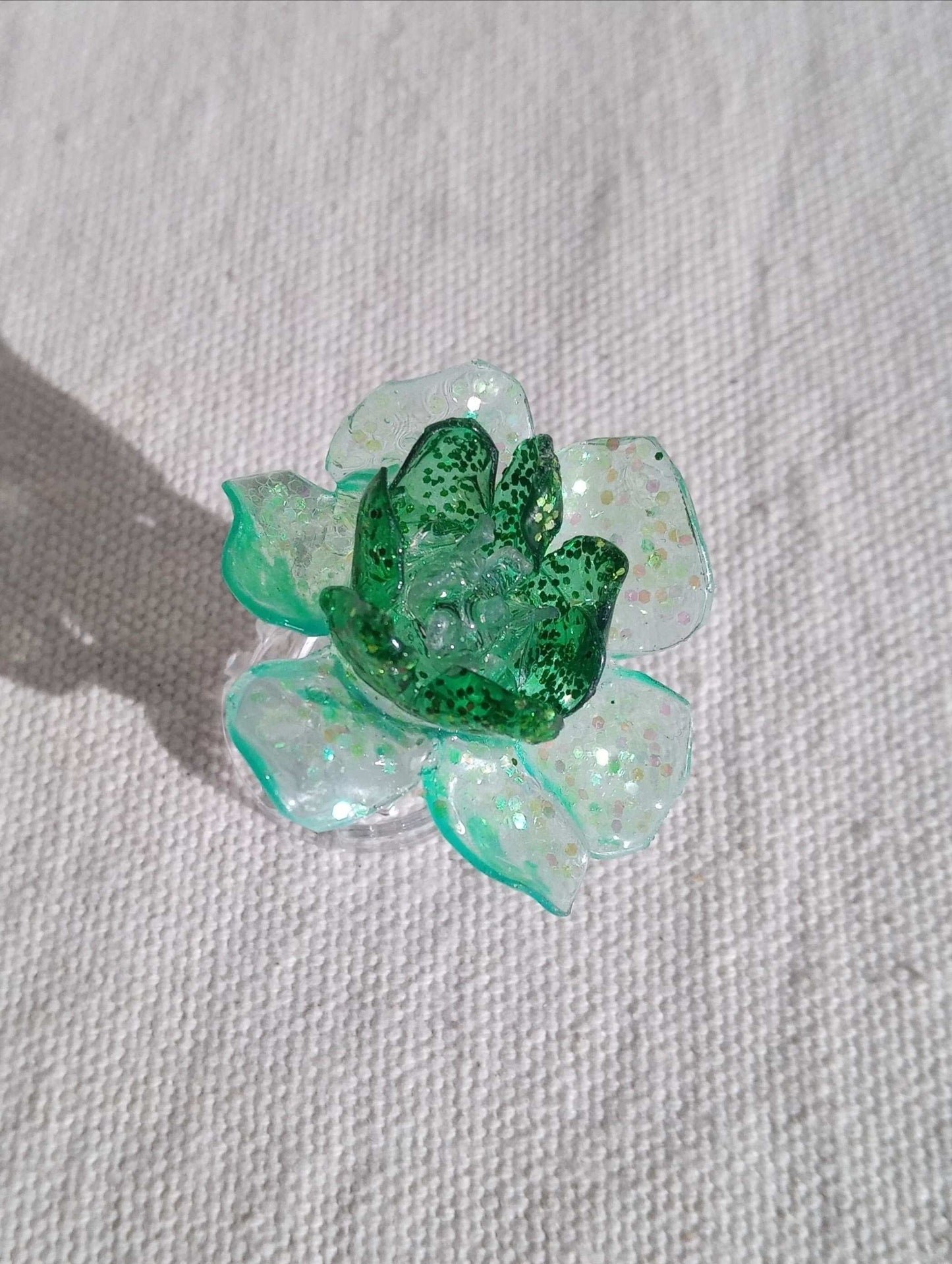 Bague T55 fleur verte en plastique pailleté surcyclé