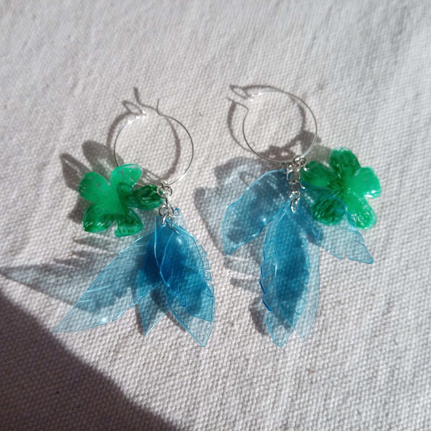 Créoles fleurs romantiques bleu et vertes, PET upcycling