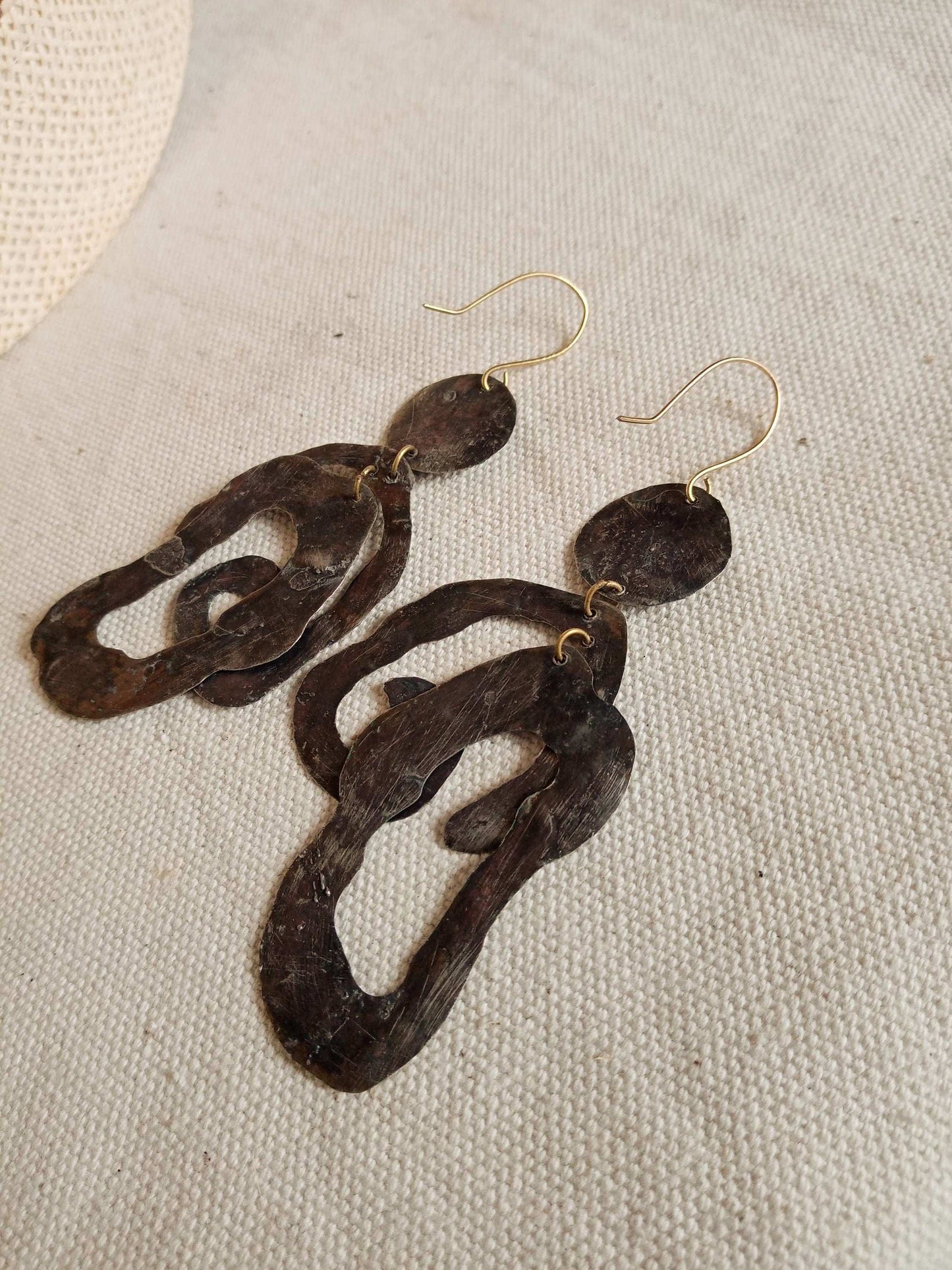 Boucles d'oreilles laiton noires bohême, très originales et légères