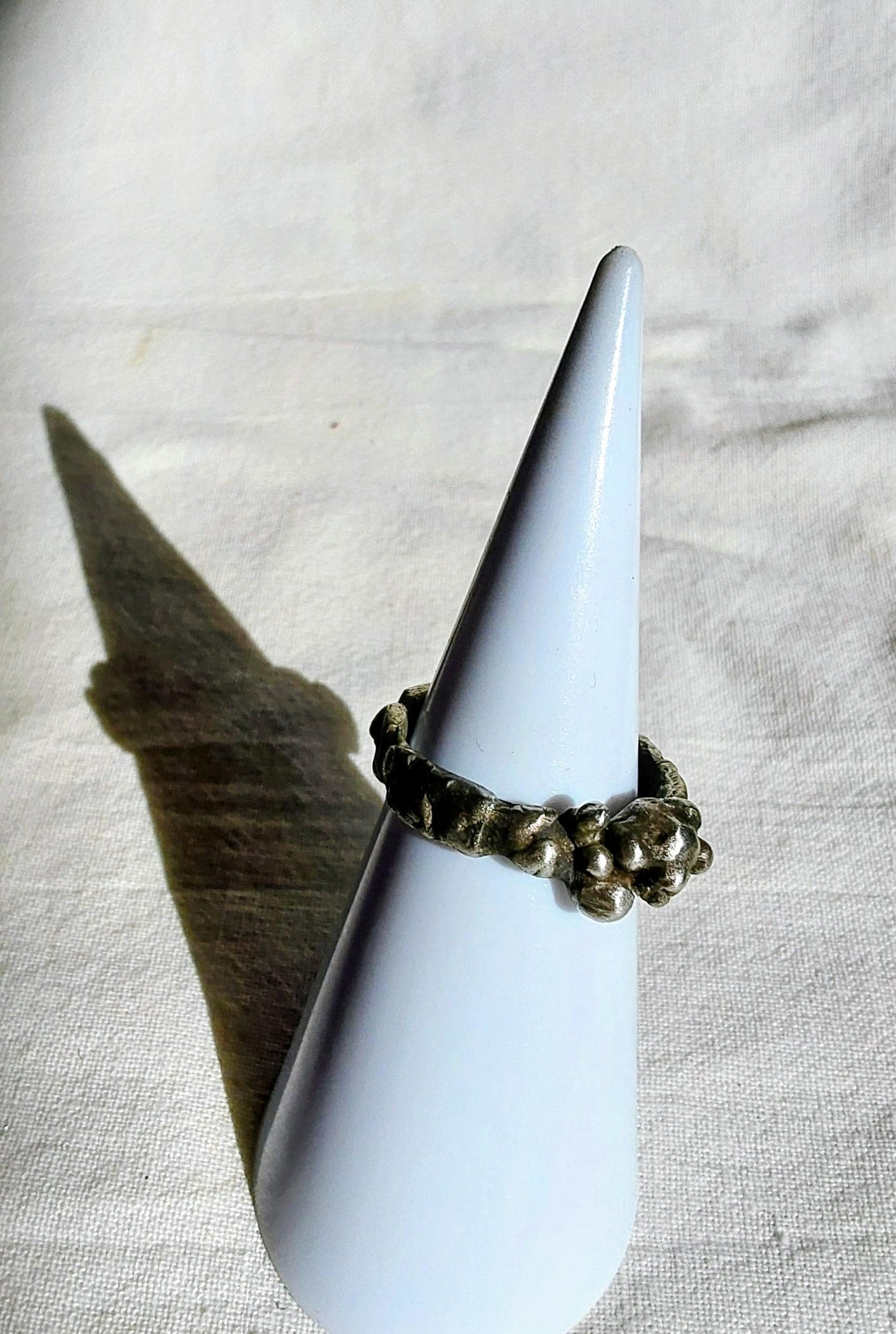 Bague brutaliste contemporaine T61 étain massif vieilli