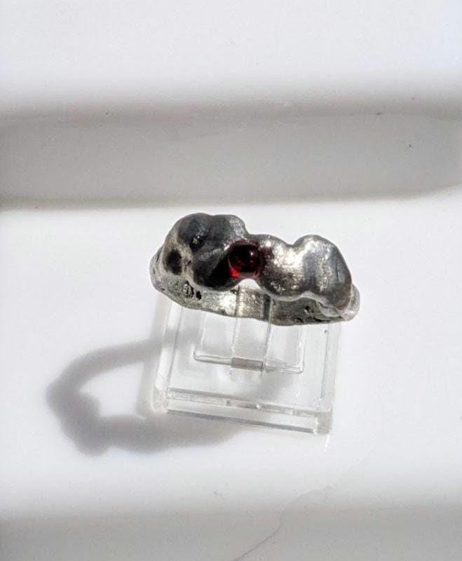 Bague anneau perle rouge étain massif T62.5