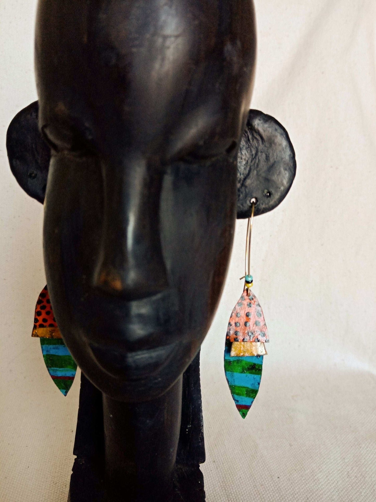 Boucles d'oreilles légères uniques fait main en laiton oranges bleues jaunes.. composées de plusieurs pièces mobiles