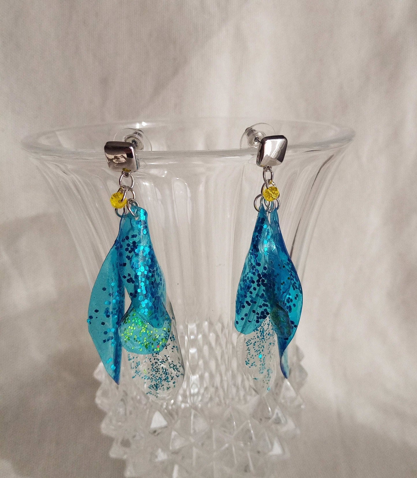 Boucles d'oreilles clous romantiques bleu et vertes, upcycling
