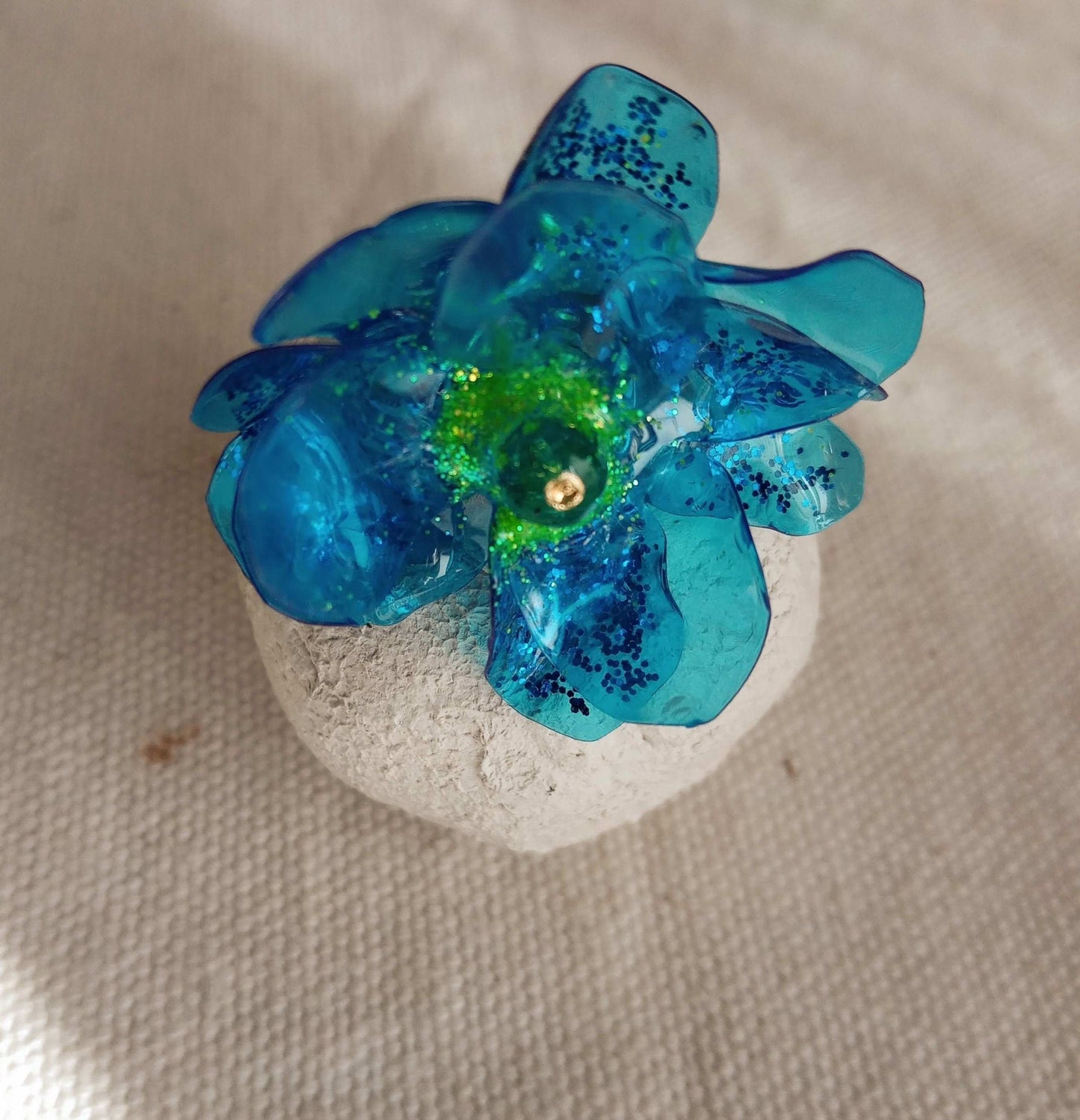 Bague T53 fleur bleu pailleté en plastique surcyclé