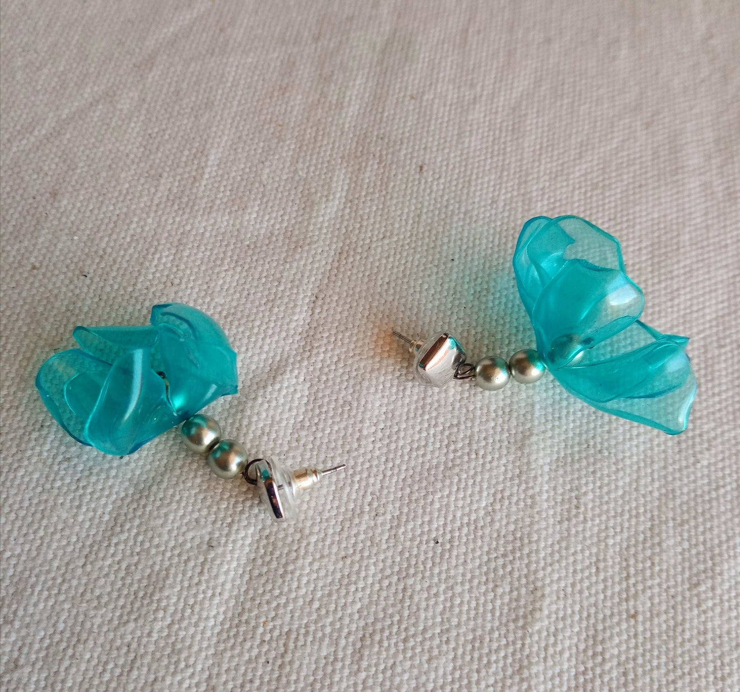 Clous d'oreillesfait main bleu fleurs plastique upcycling
