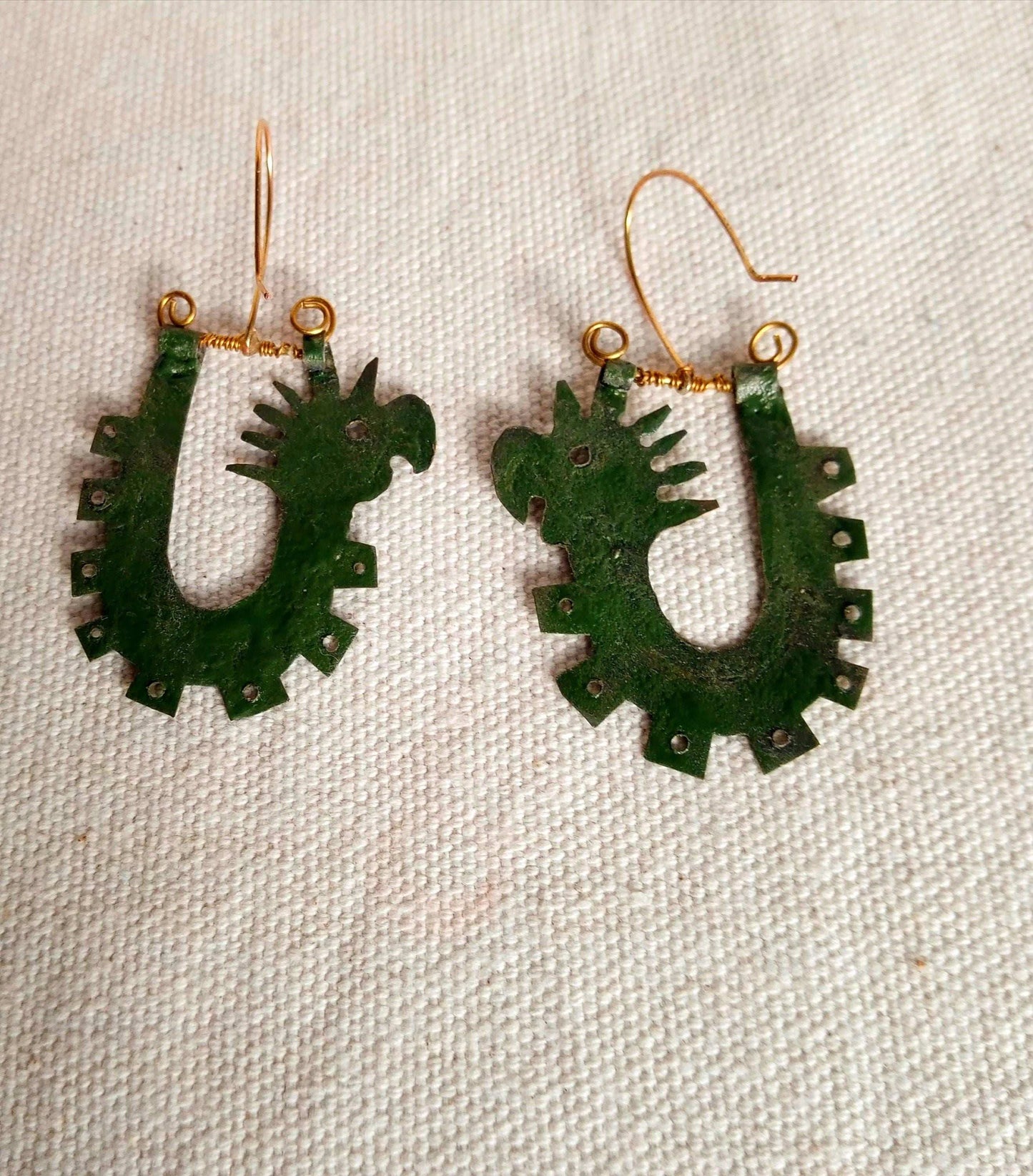 Boucles légères inca en laiton émaillées vertes et or