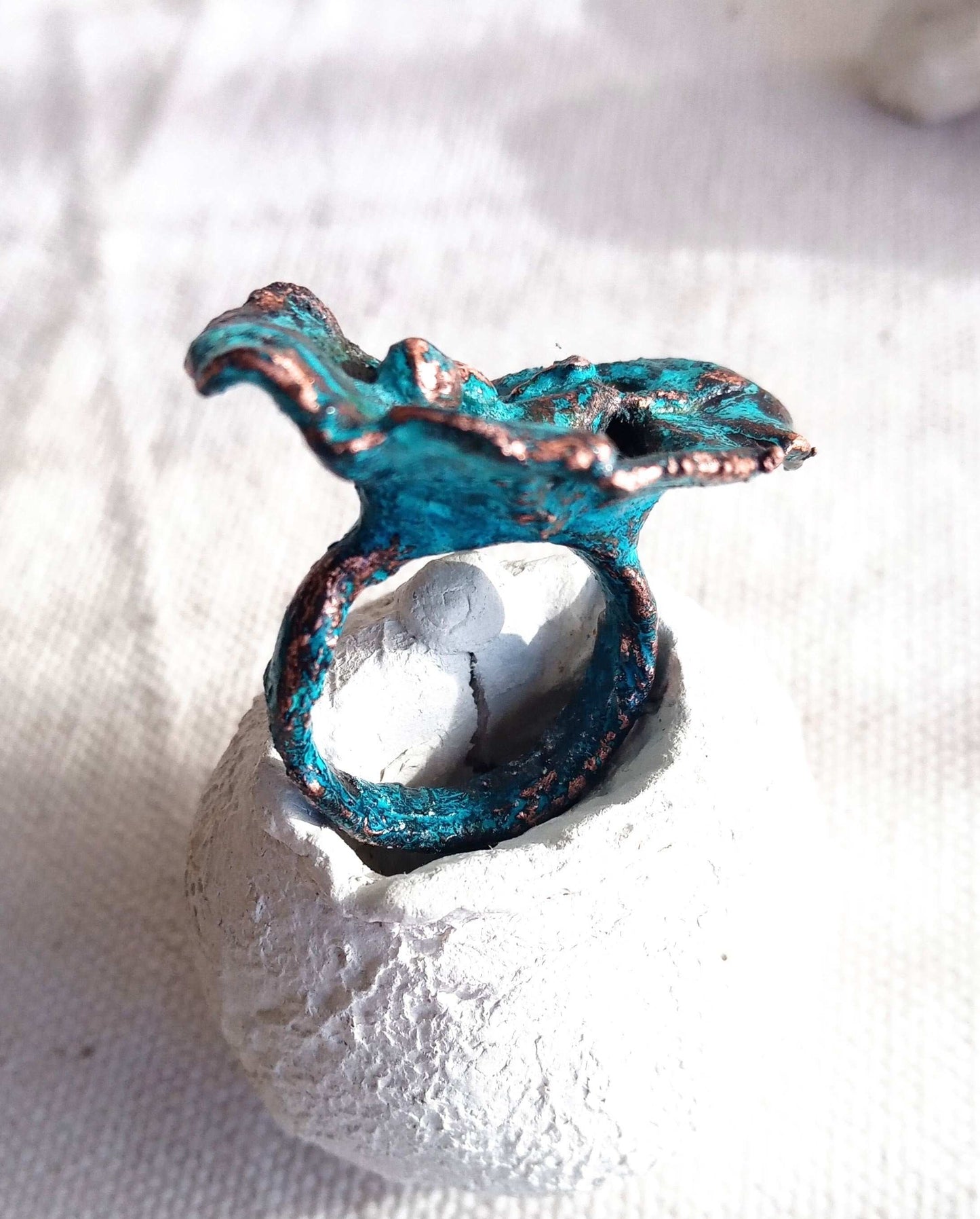 Bague T 58 organique cuivre bleuté fait main