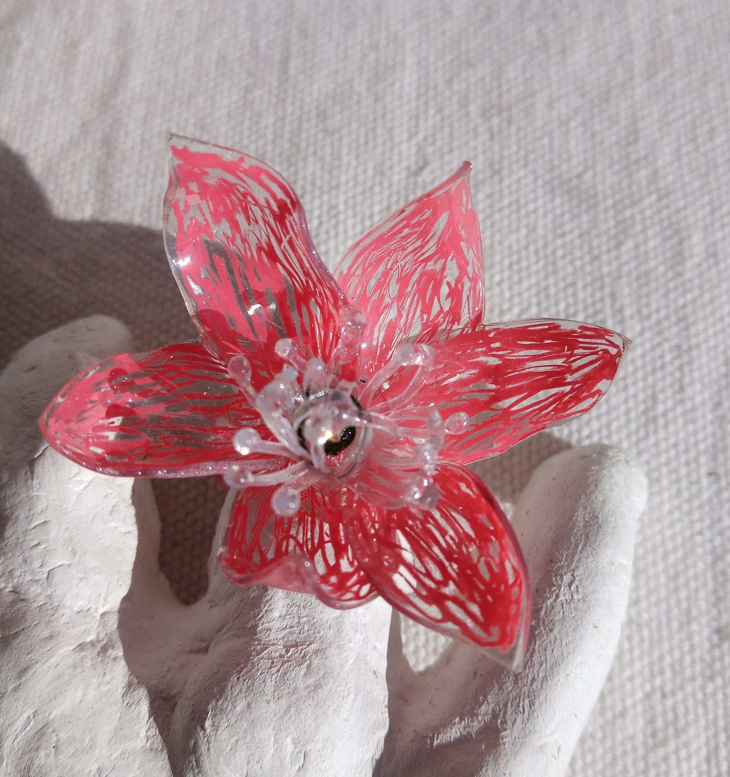 Bague T62 fleur rouge a coeur vert upcycling