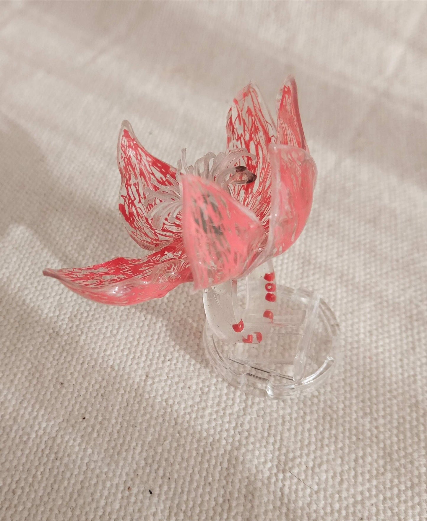 Bague T49 fleur rouge coeur vert en plastique surcyclé