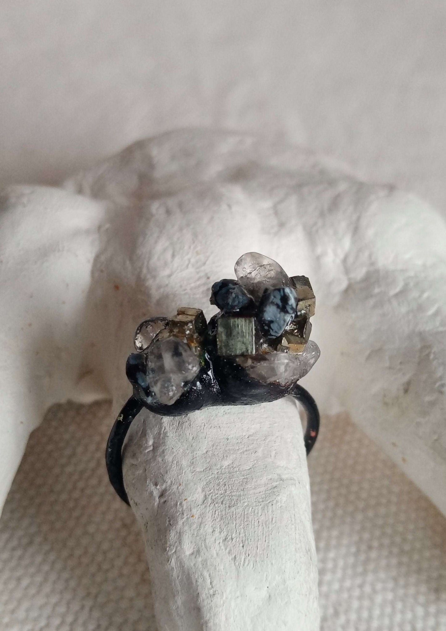Bague contemporaine en étain et pierres naturelles.