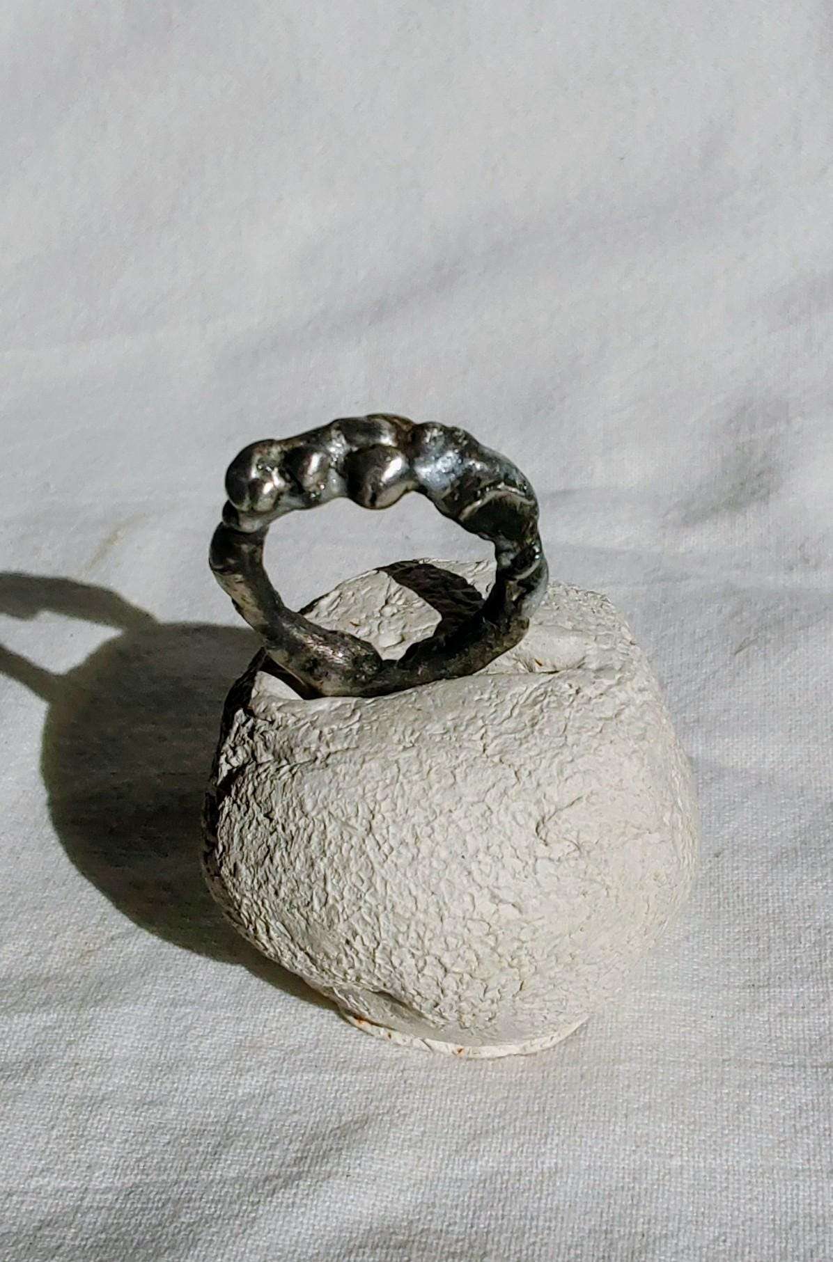 Bague anneau brutaliste contemporaine T51 étain touches blanc nacré