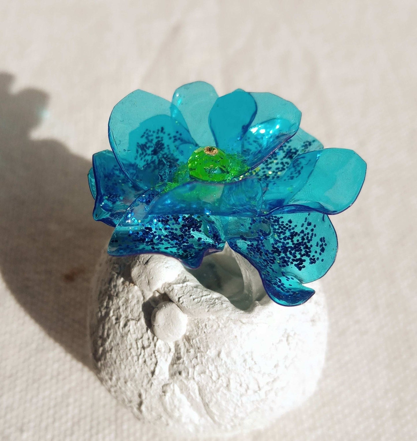 Bague T53 fleur bleu pailleté en plastique surcyclé