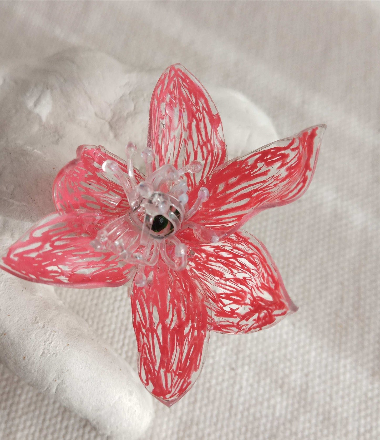Bague T62 fleur rouge a coeur vert upcycling