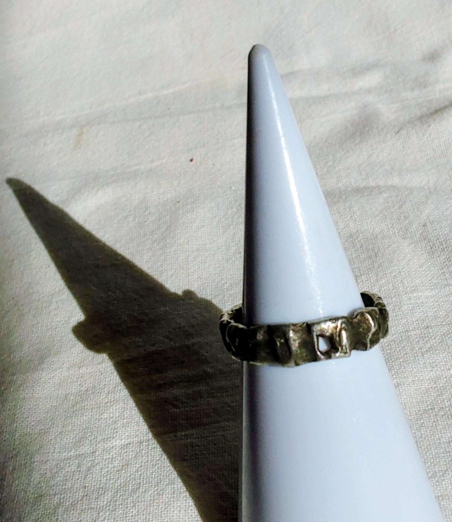 Bague brutaliste contemporaine T61 étain massif vieilli
