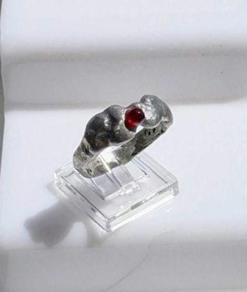 Bague anneau perle rouge étain massif T62.5