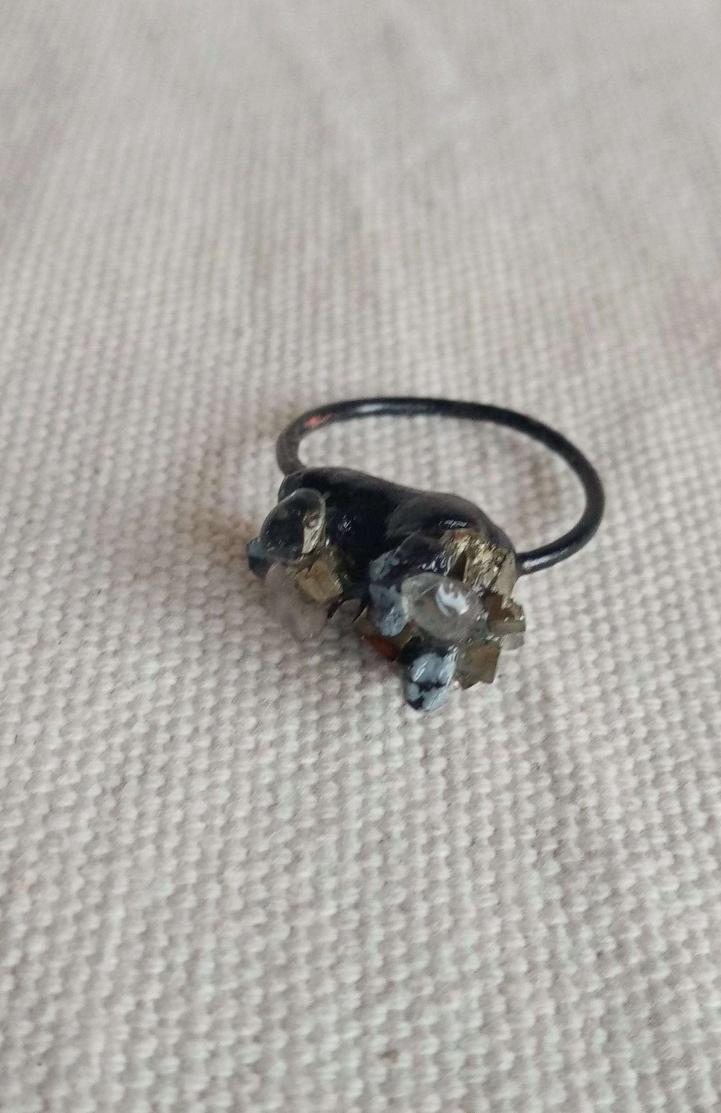 Bague contemporaine en étain et pierres naturelles.