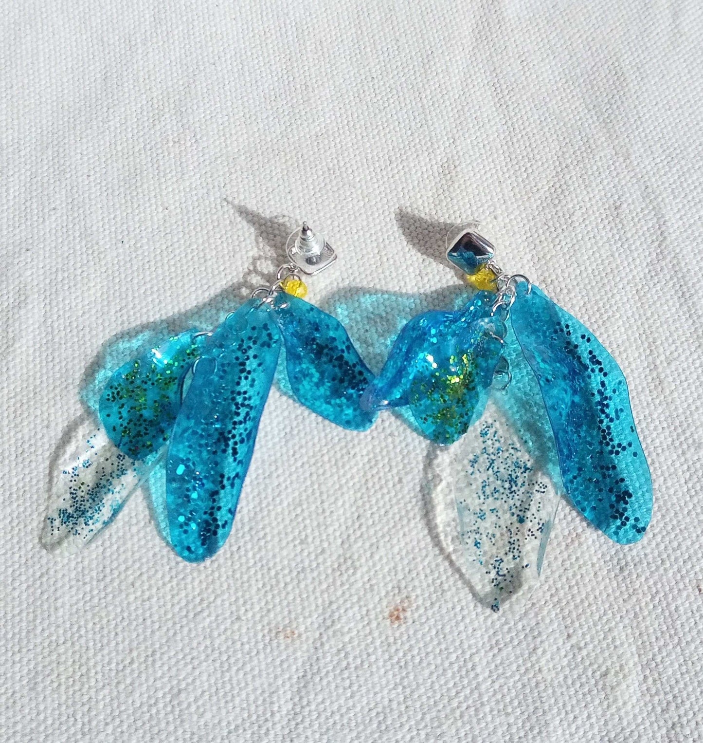 Boucles d'oreilles clous romantiques bleu et vertes, upcycling