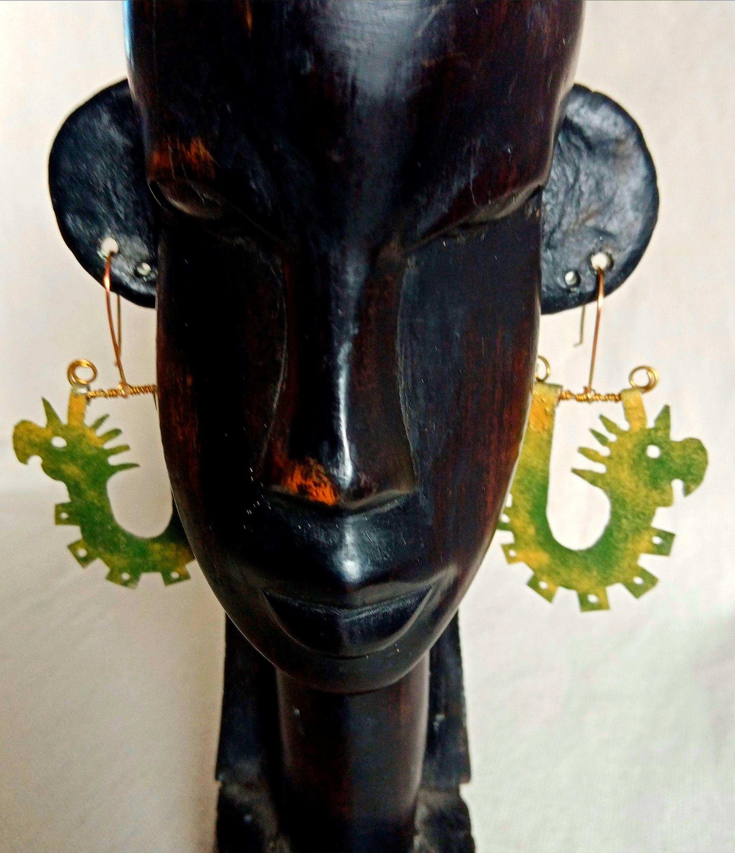 Boucles légères inca en laiton émaillées vertes et or