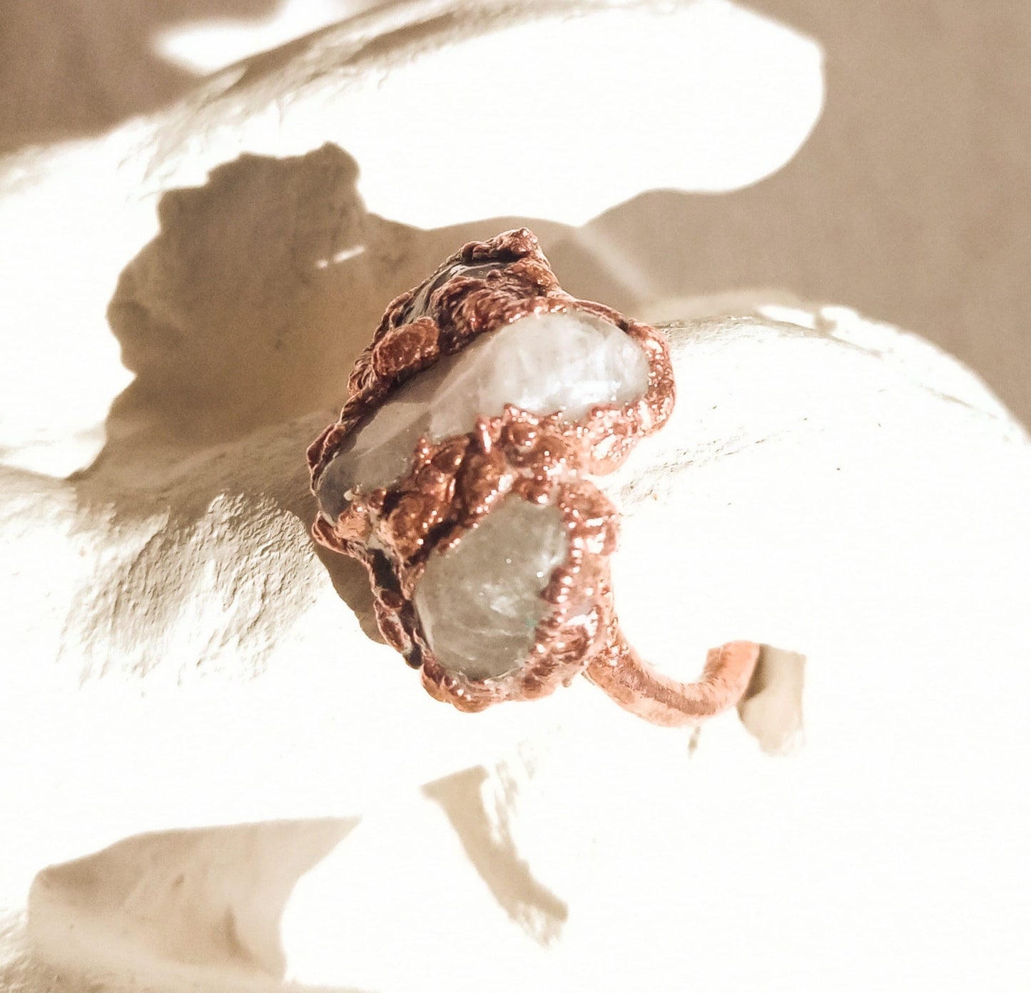 Bague pierres naturelles quartz rose cuivre électroformé style brutaliste