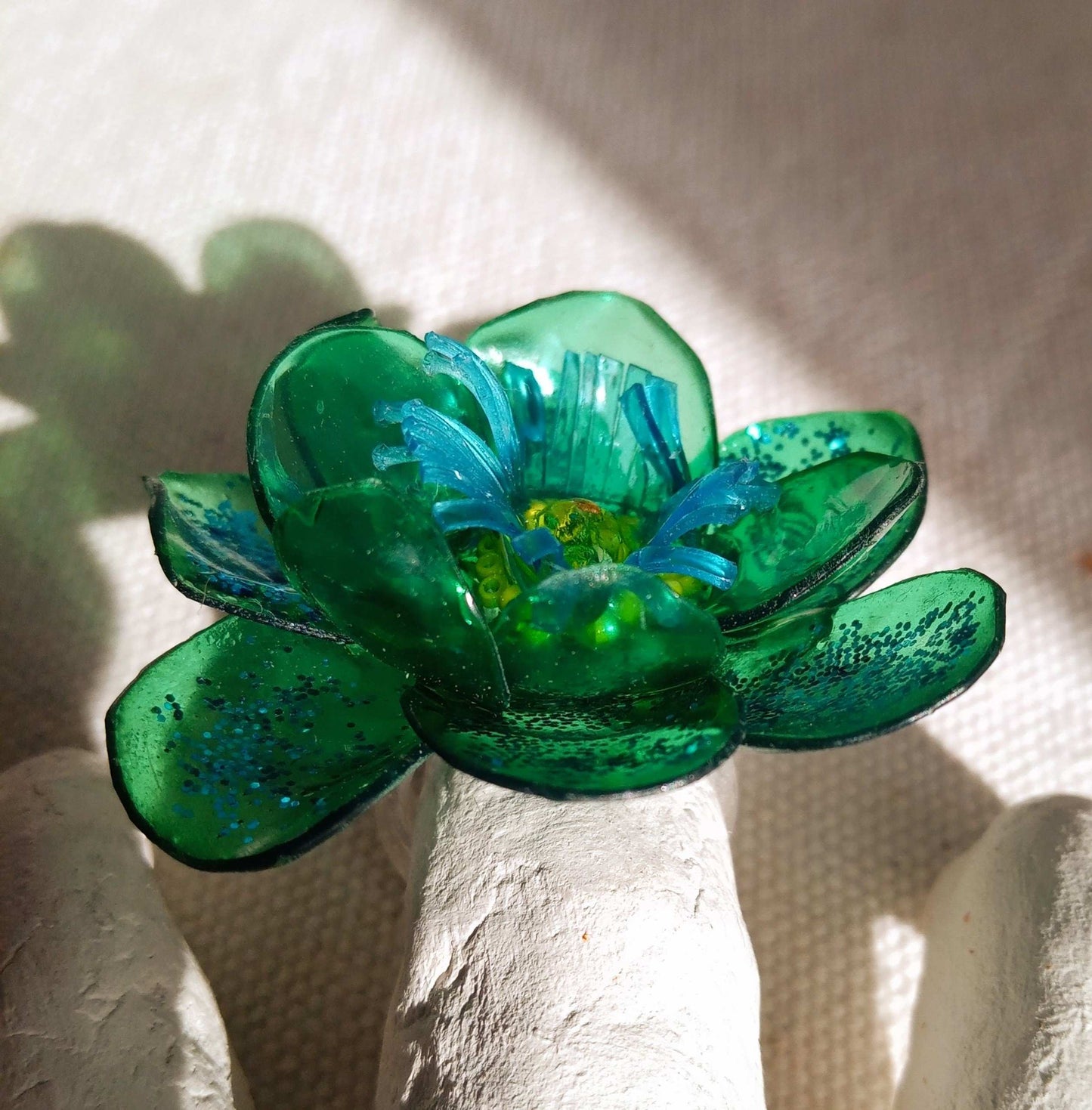 Bague T56 fleur verte pailletée coeur jaune upcycling