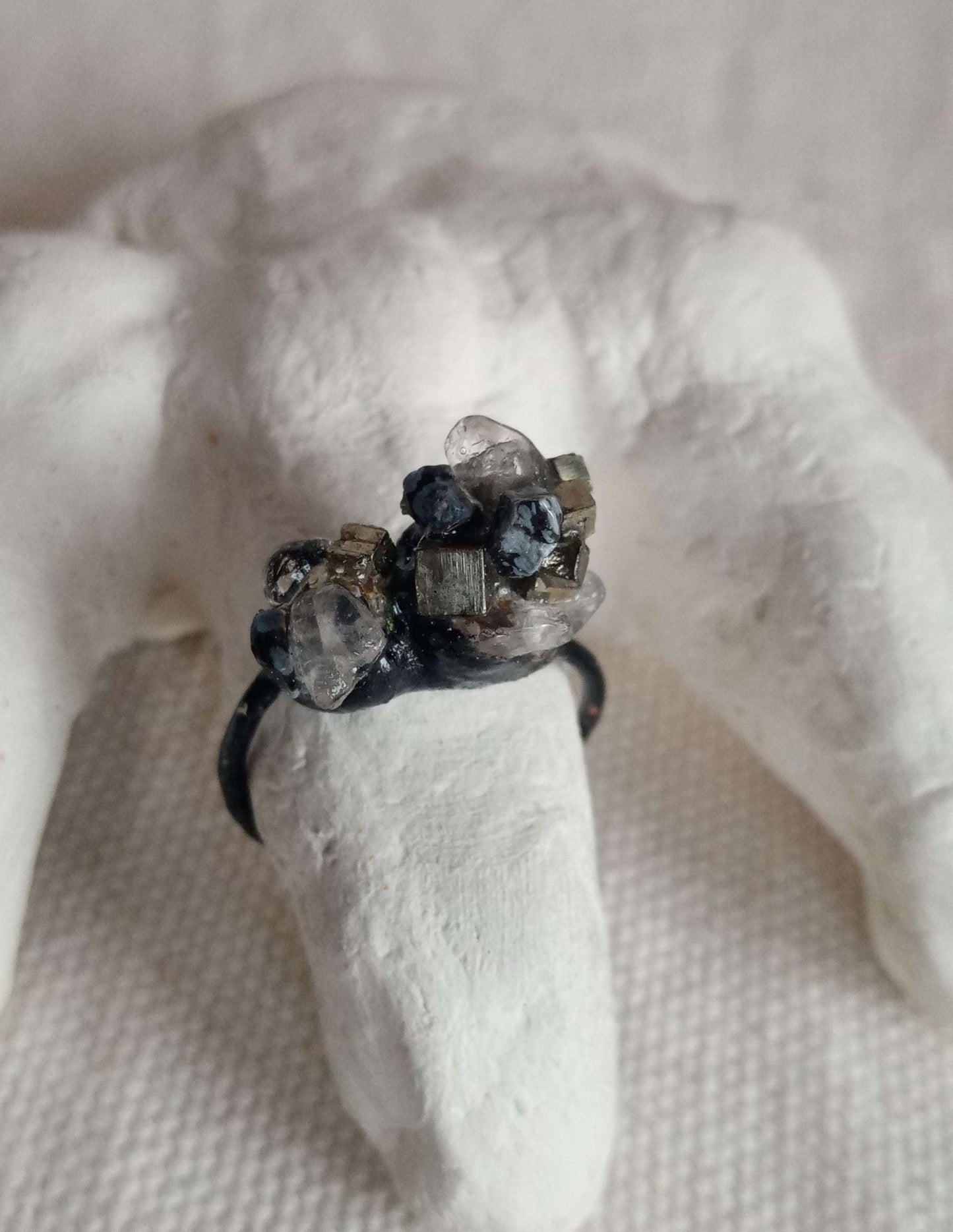 Bague contemporaine en étain et pierres naturelles.