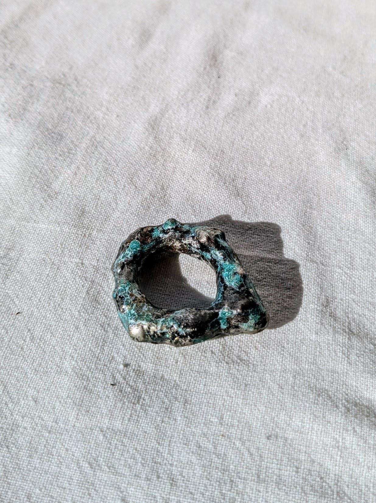 Bague anneau brutaliste contemporainT49 cuivre étain patiné bleu
