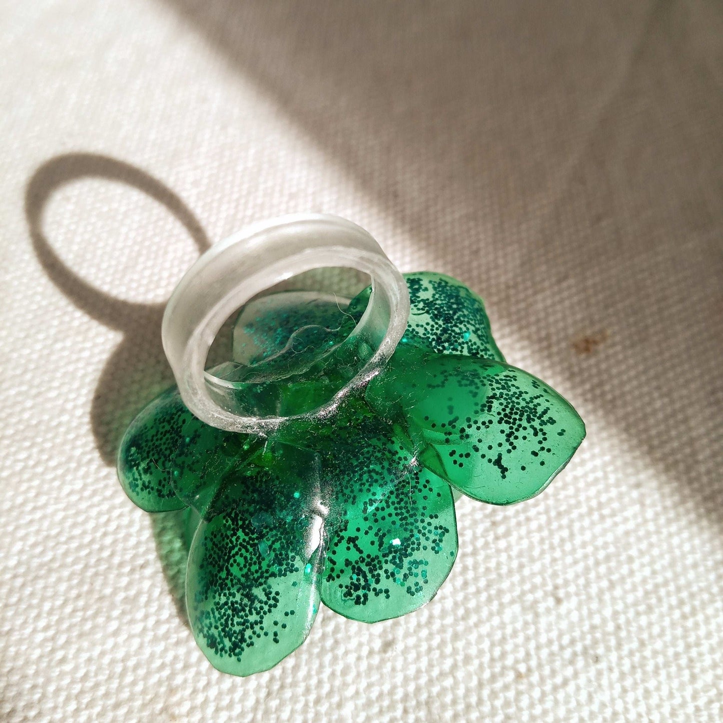 Bague T56 fleur verte pailletée coeur jaune upcycling