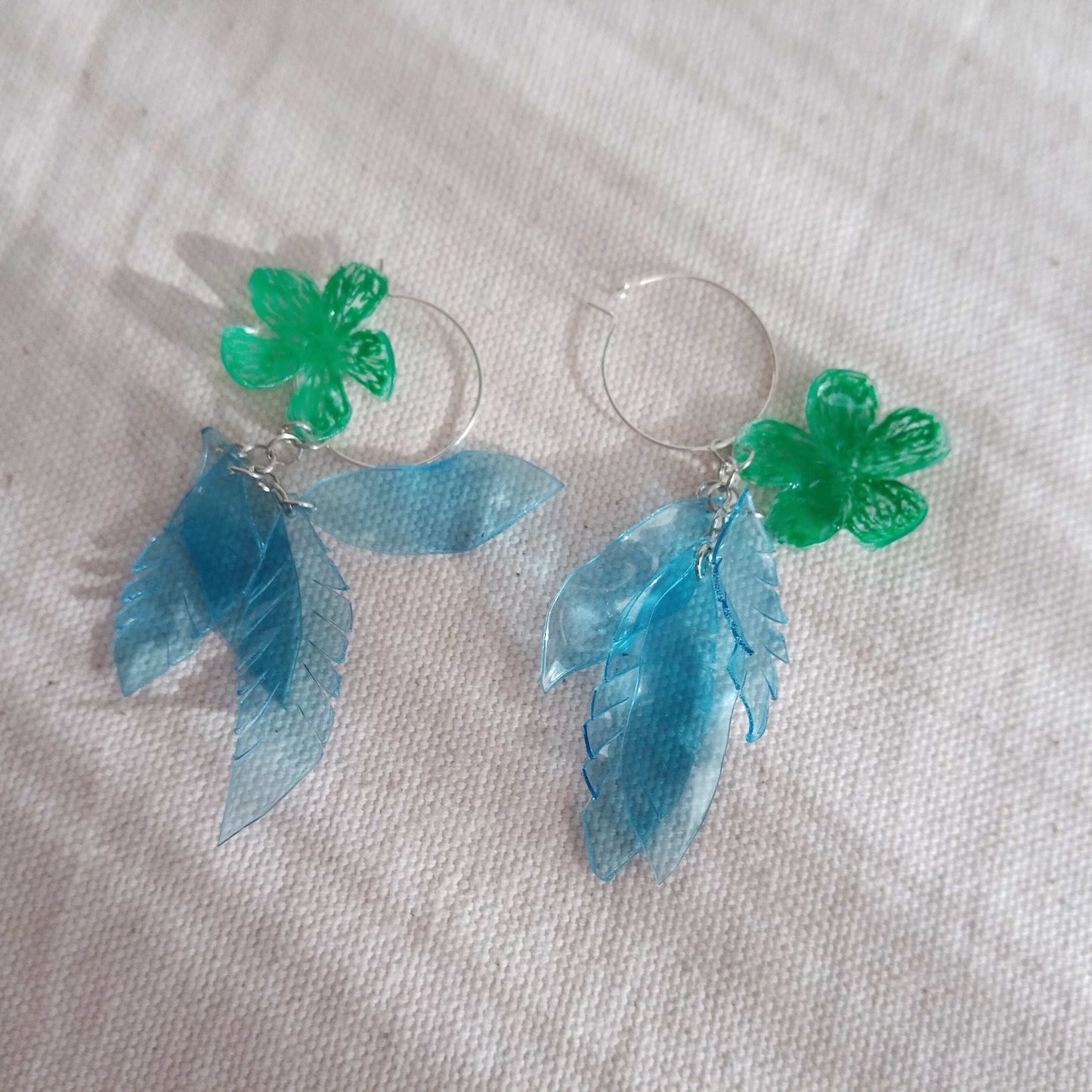 Créoles fleurs romantiques bleu et vertes, PET upcycling