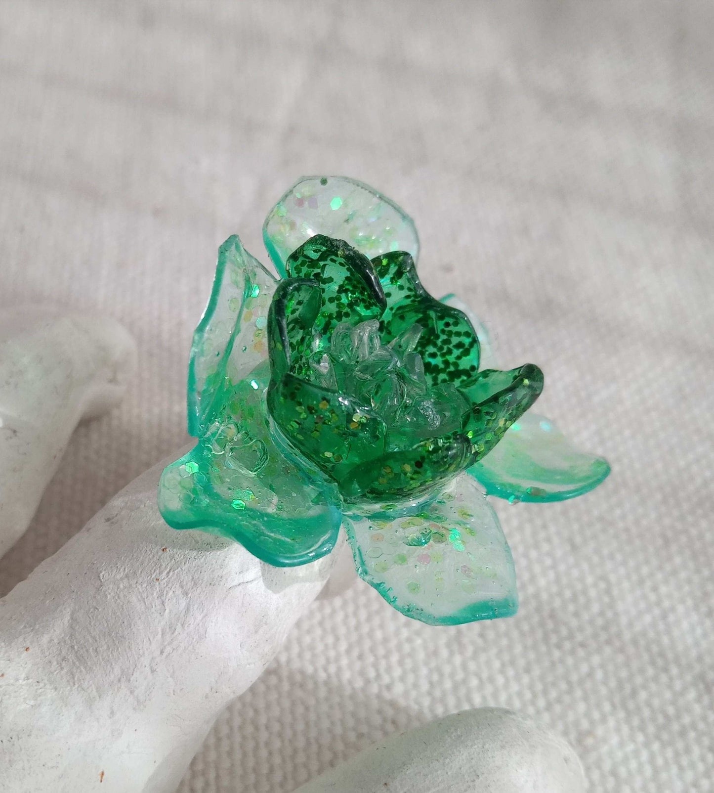 Bague T55 fleur verte en plastique pailleté surcyclé