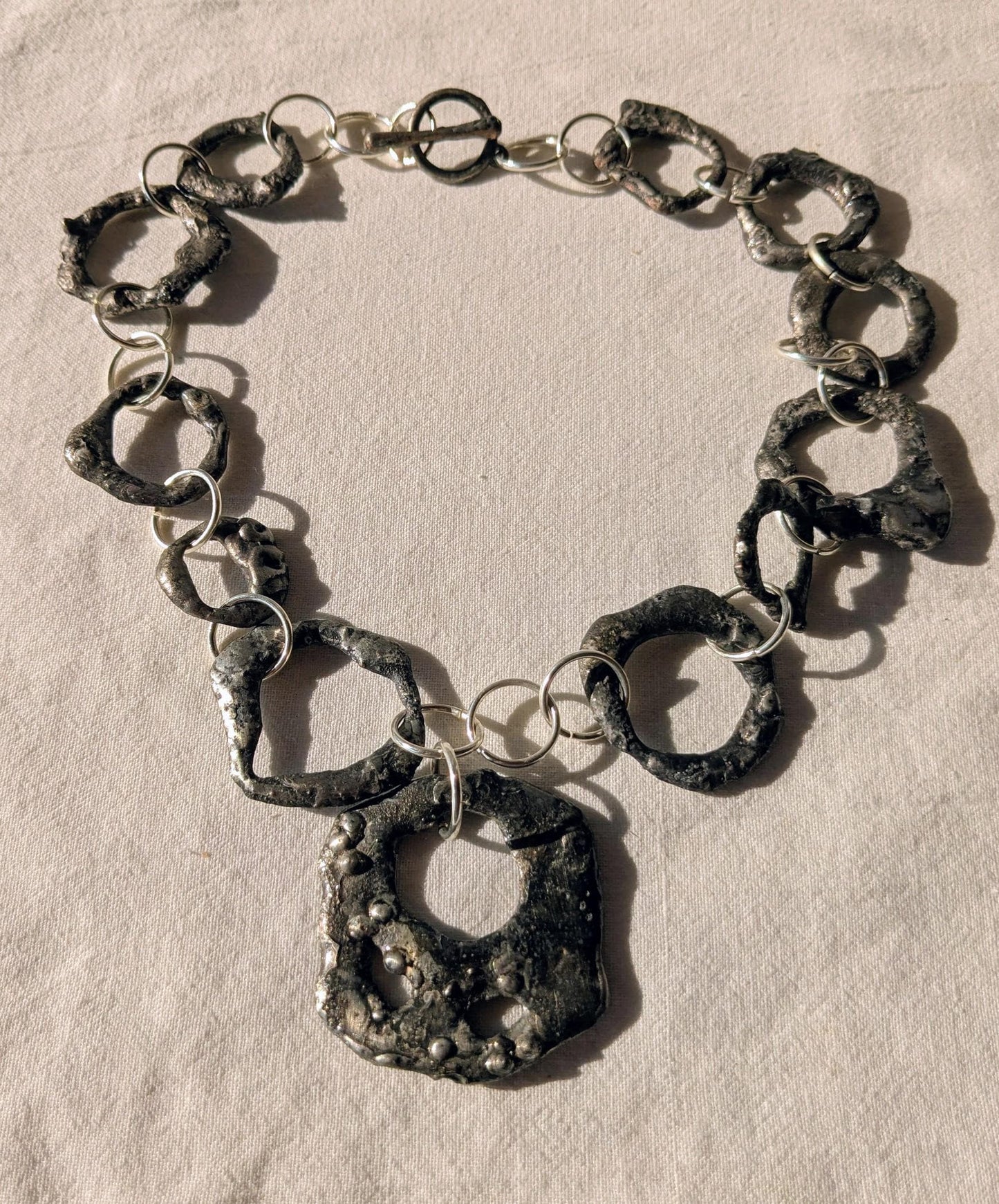 Collier brutaliste gothique étain vieilli