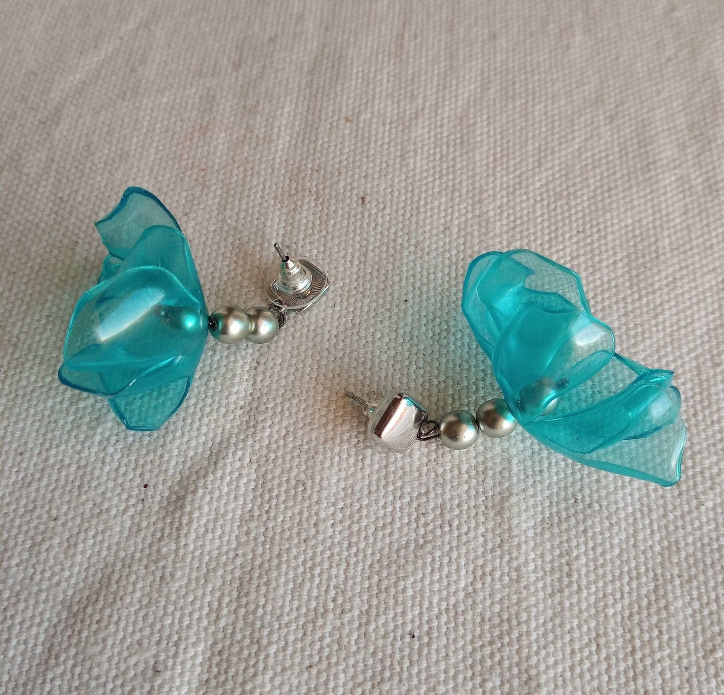 Clous d'oreillesfait main bleu fleurs plastique upcycling