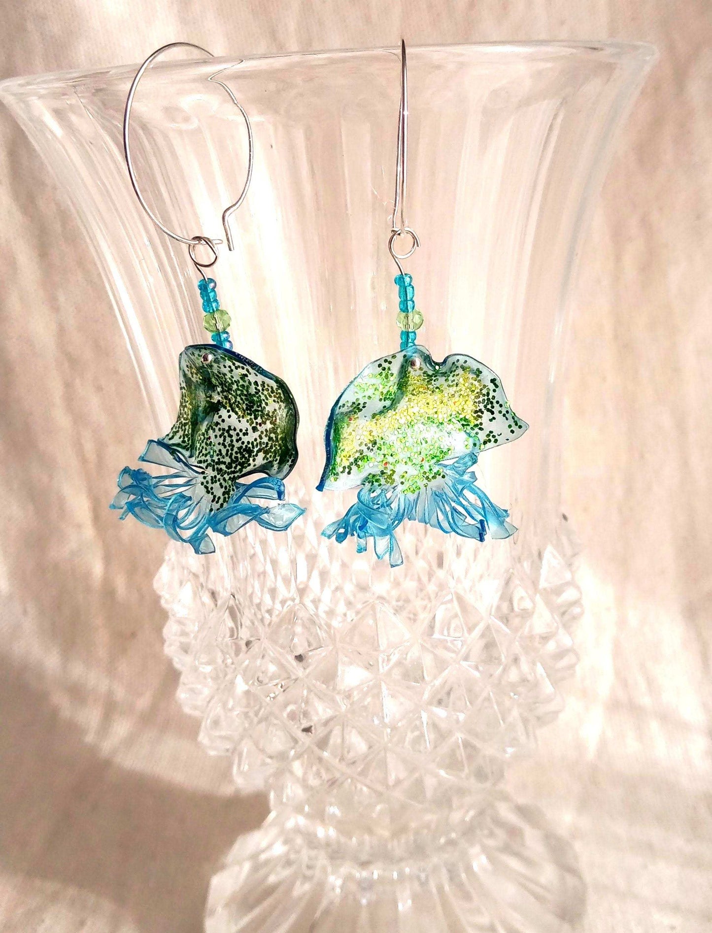 Créoles méduses bleues vert plastique upcycling