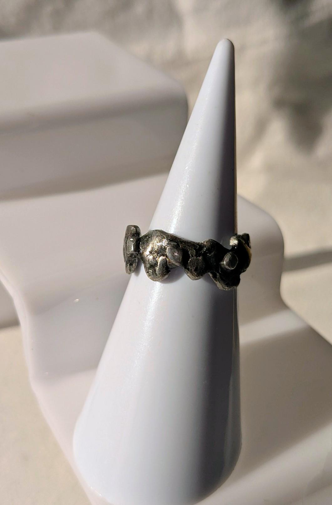 Bague anneau brutaliste contemporaine T62 étain massif vieilli