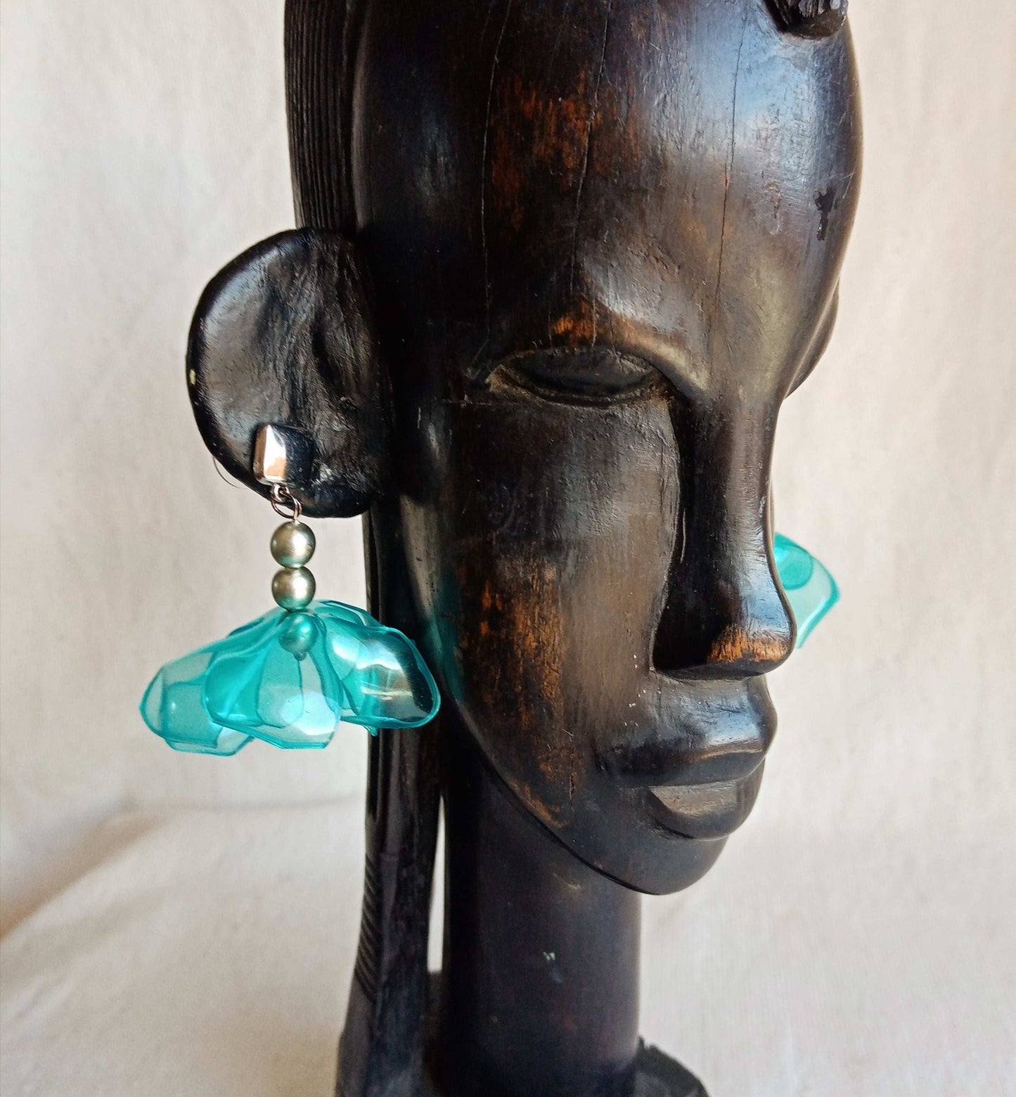 Clous d'oreillesfait main bleu fleurs plastique upcycling