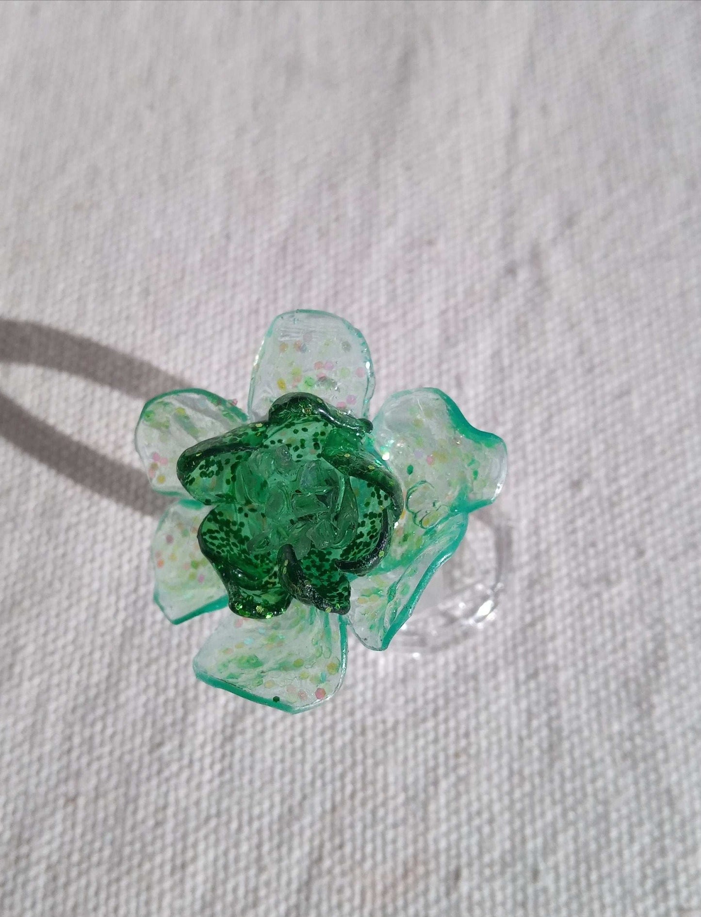 Bague T55 fleur verte en plastique pailleté surcyclé
