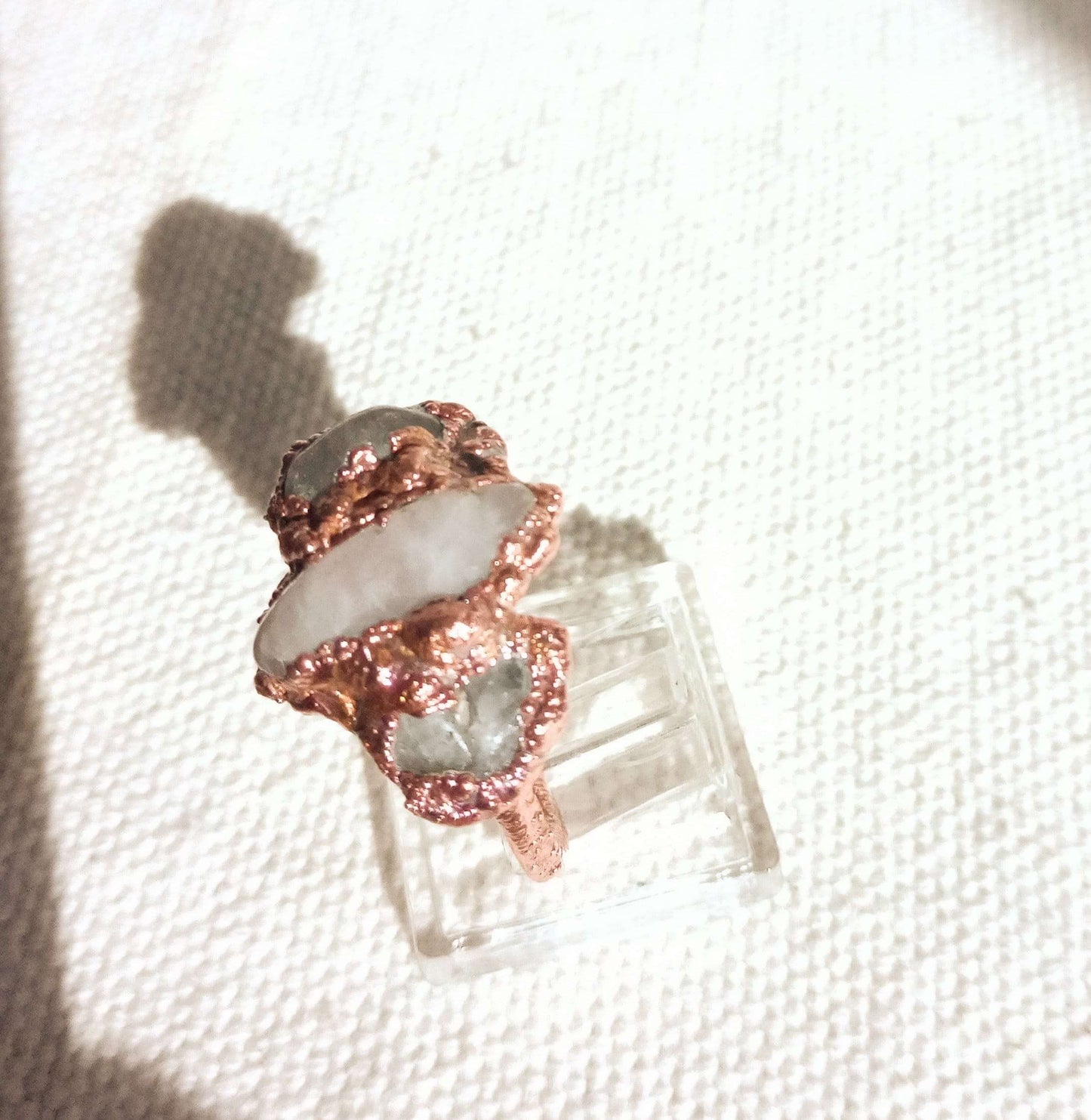 Bague pierres naturelles quartz rose cuivre électroformé style brutaliste