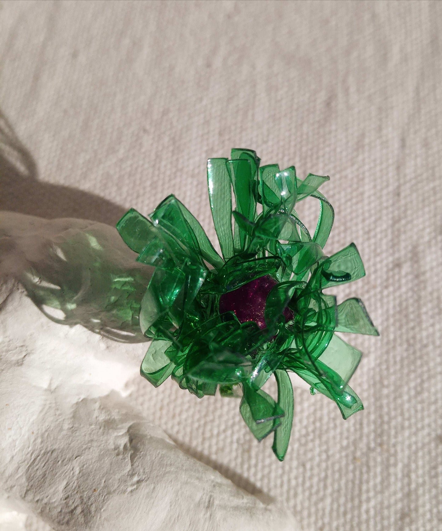 Bague T57 fleur verte au coeur violet en plastique surcyclé