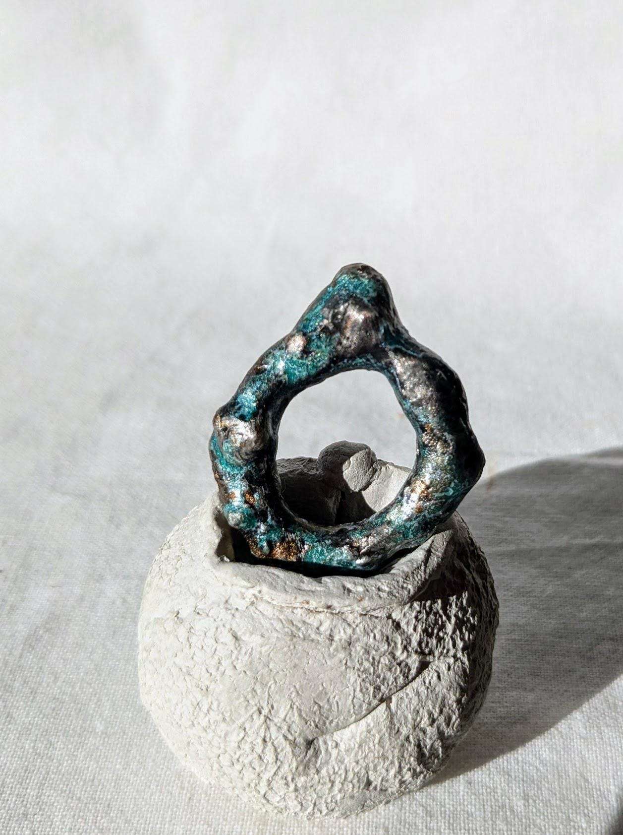 Bague anneau brutaliste contemporainT49 cuivre étain patiné bleu