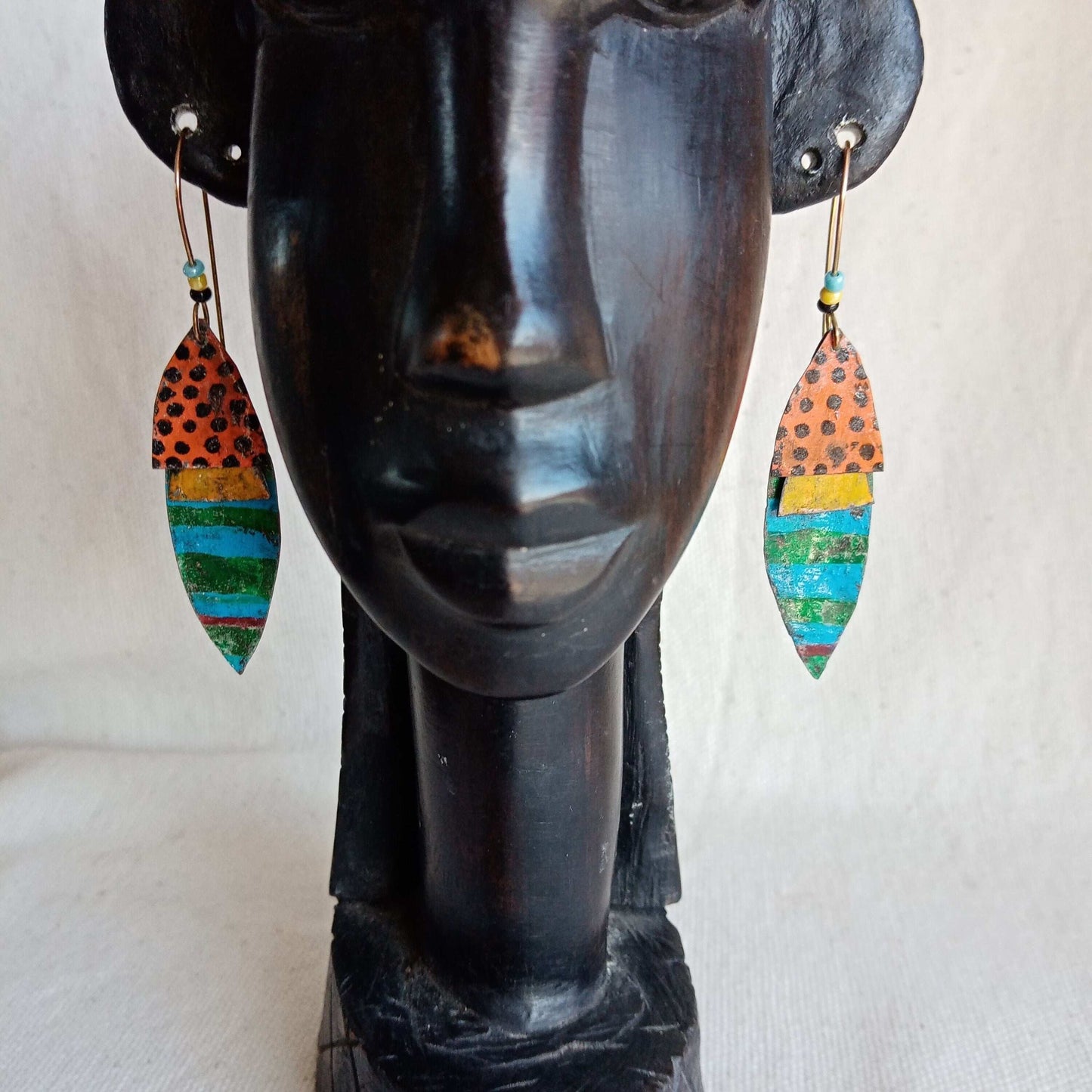 Boucles d'oreilles légères uniques fait main en laiton oranges bleues jaunes.. composées de plusieurs pièces mobiles