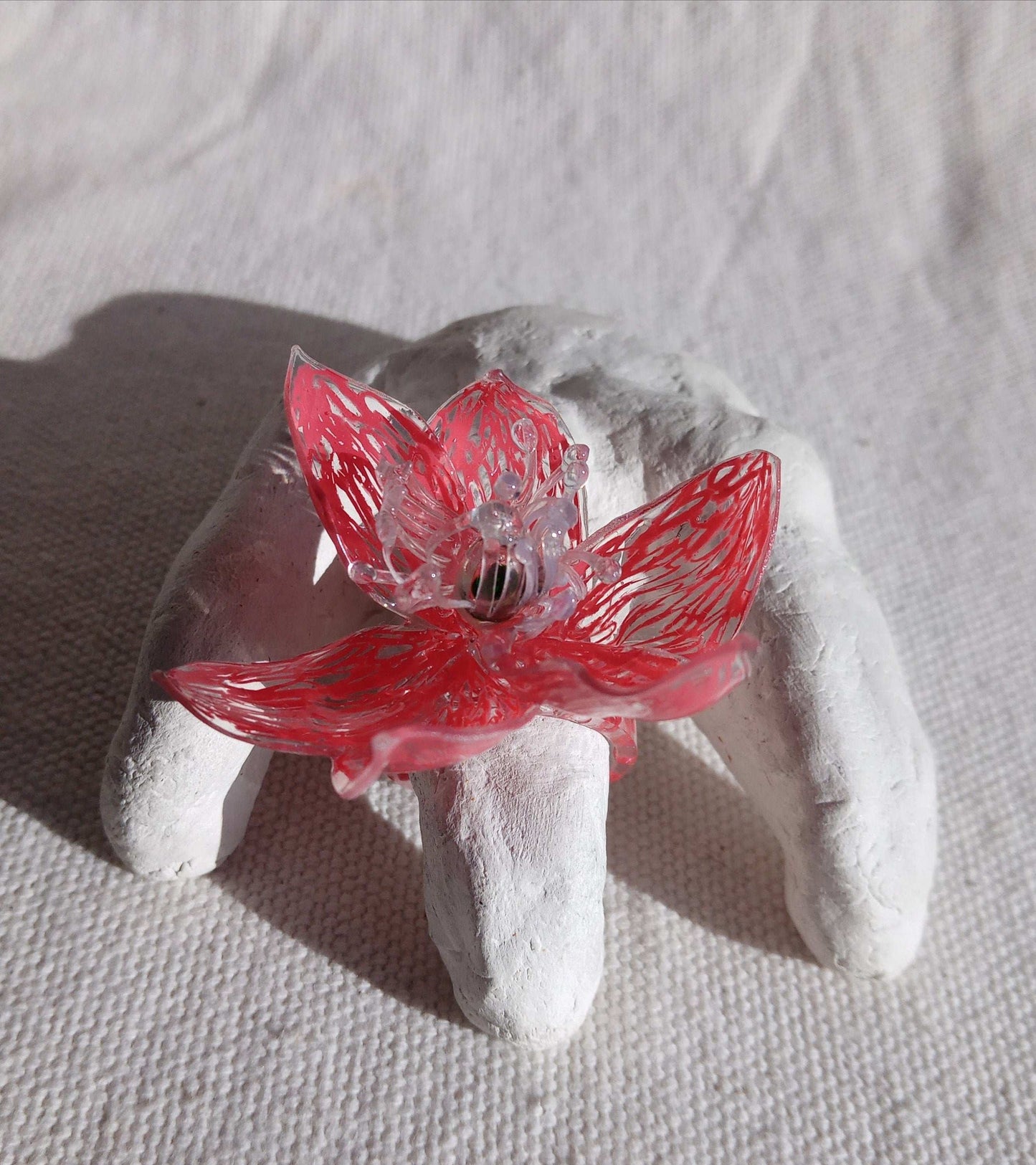 Bague T62 fleur rouge a coeur vert upcycling