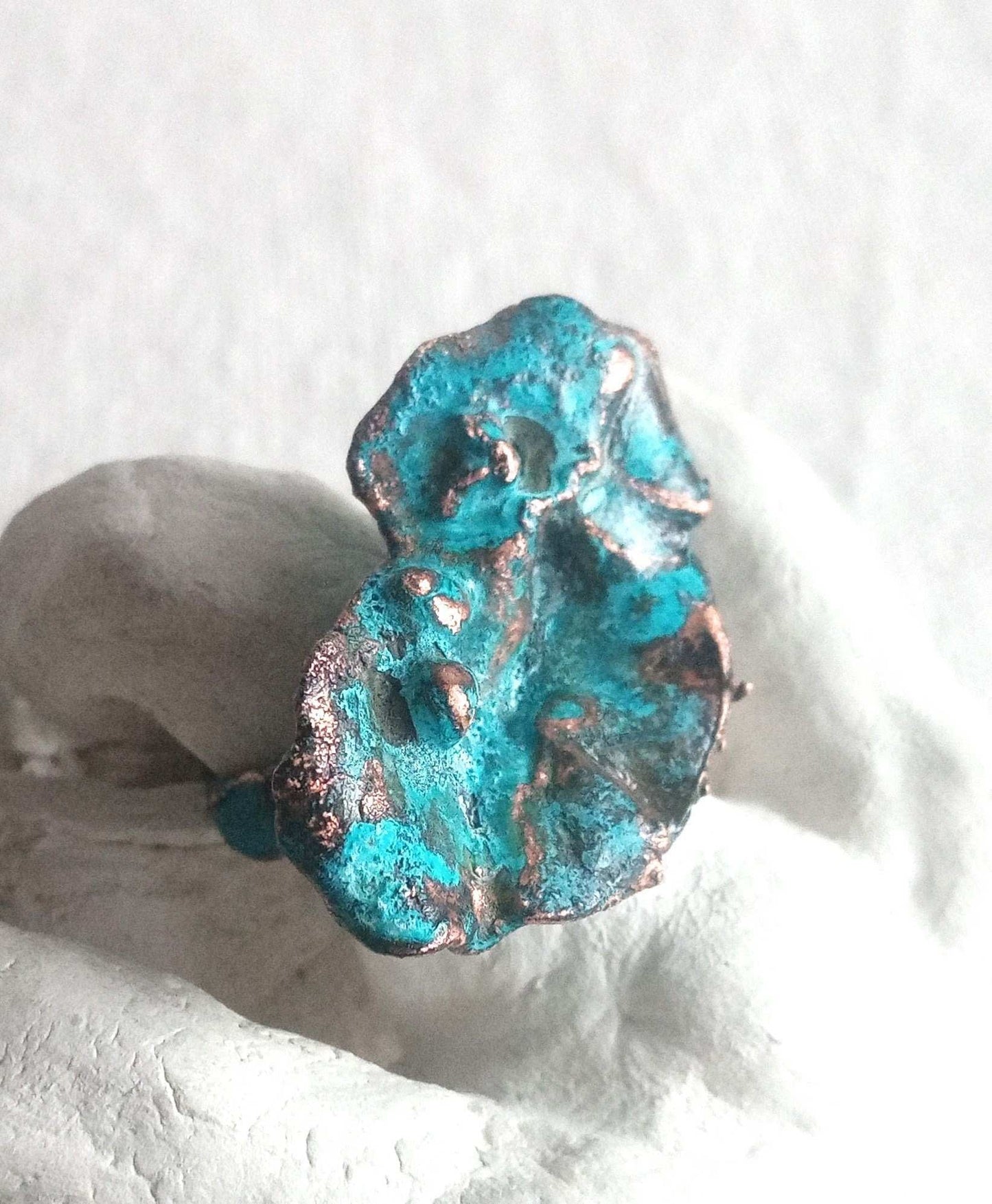 Bague T 58 organique cuivre bleuté fait main