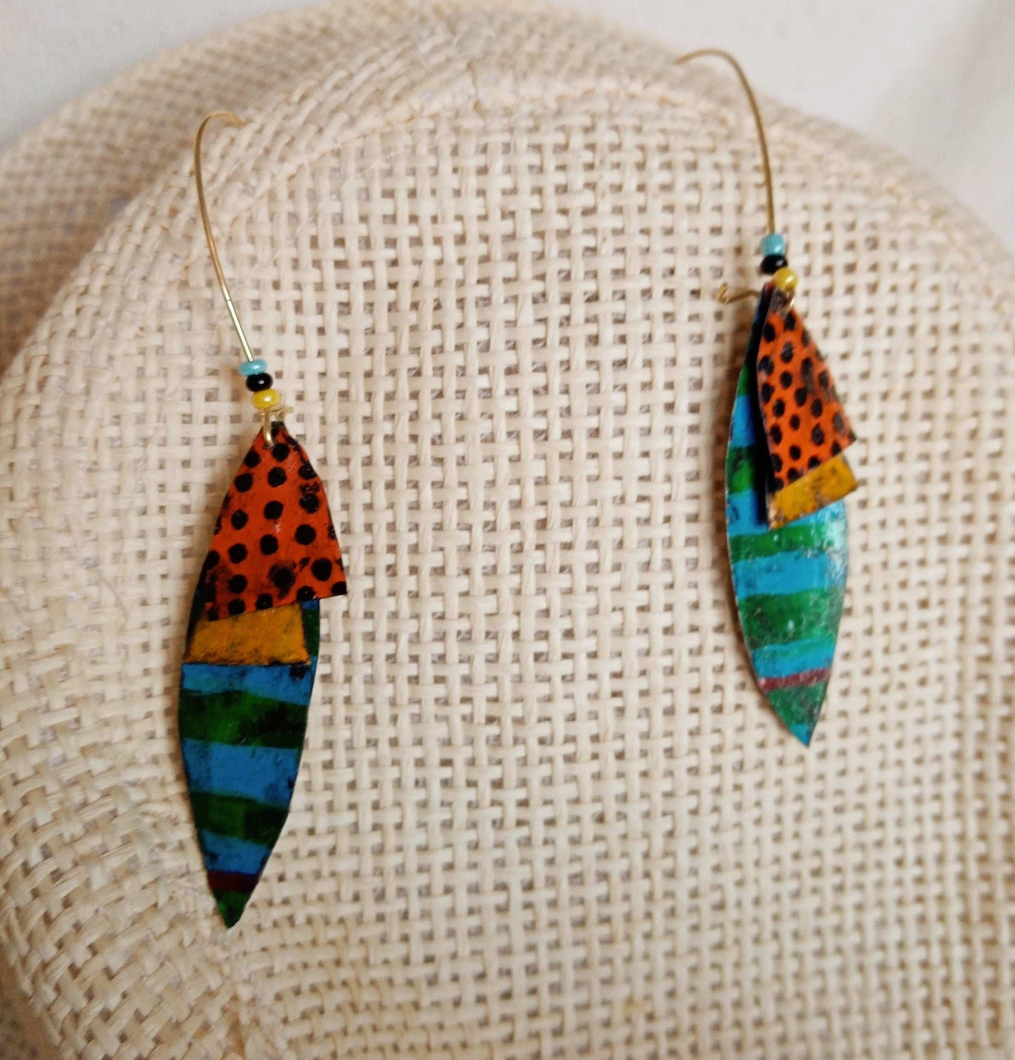 Boucles d'oreilles légères uniques fait main en laiton oranges bleues jaunes.. composées de plusieurs pièces mobiles